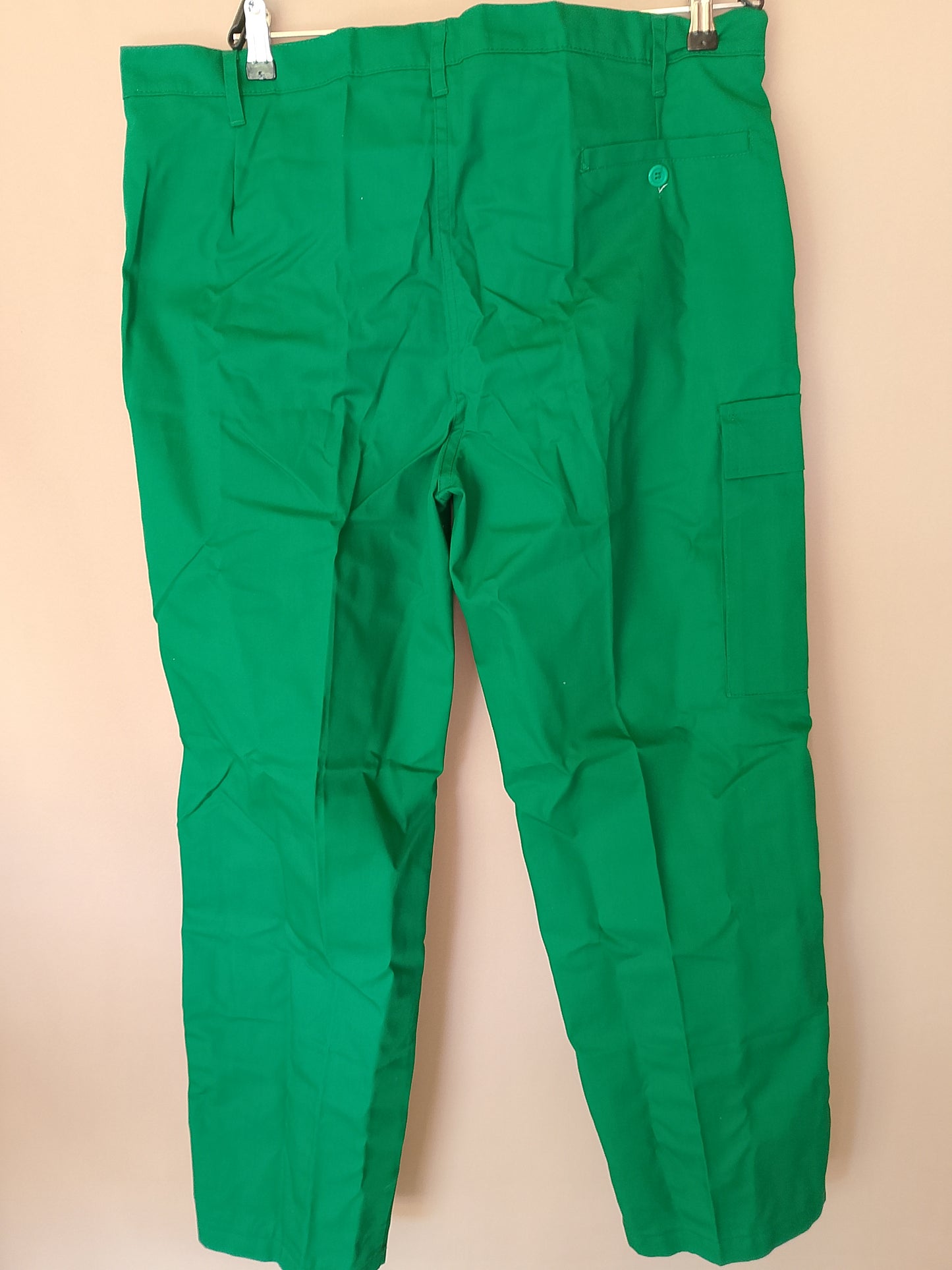 Pantaloni de lucru verzi, mărimea 52 - Îmbină stilul cu utilitatea!