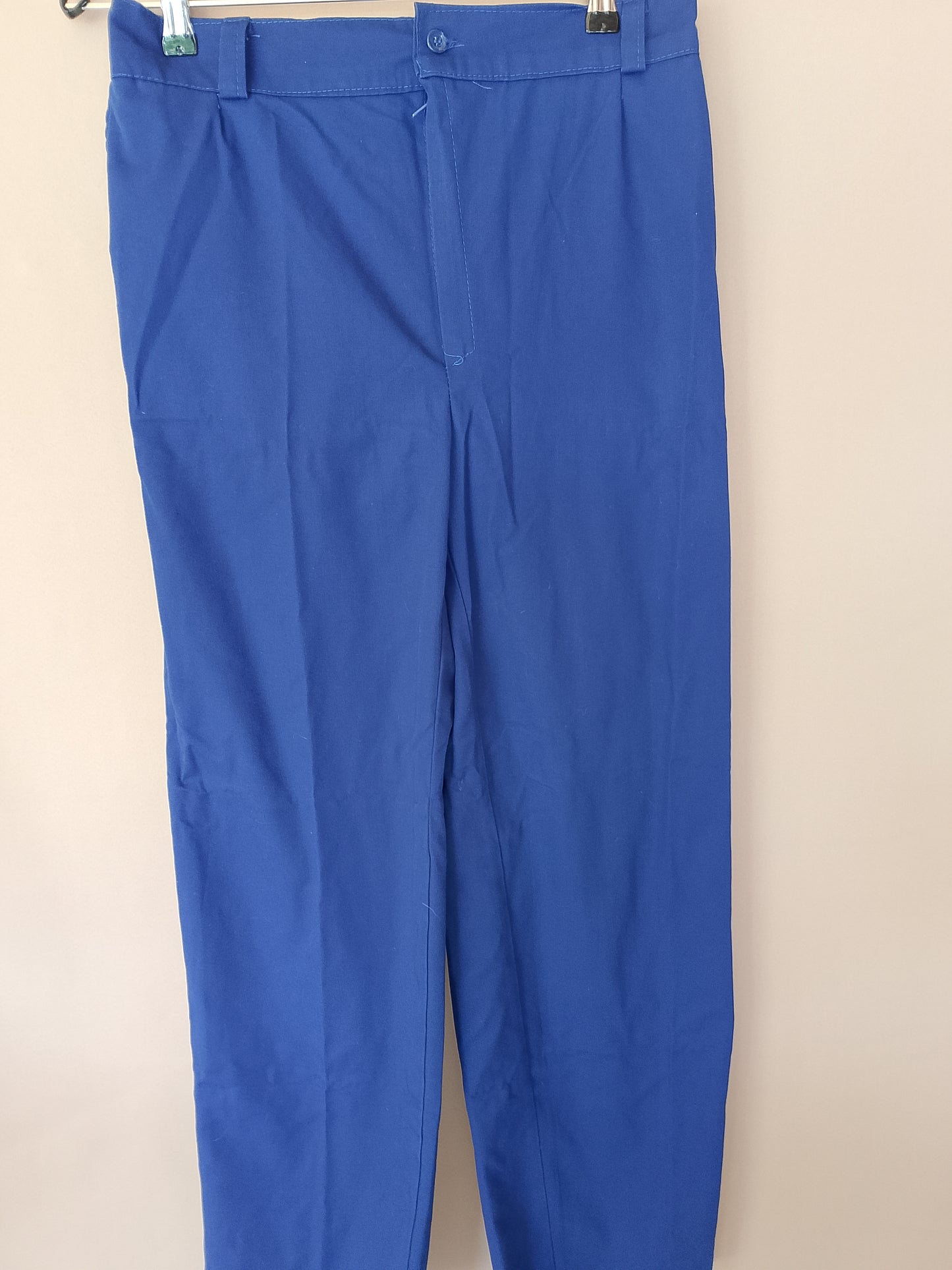 Pantaloni de lucru bleumarin-  Un echipament de bază, funcțional și rezistent!