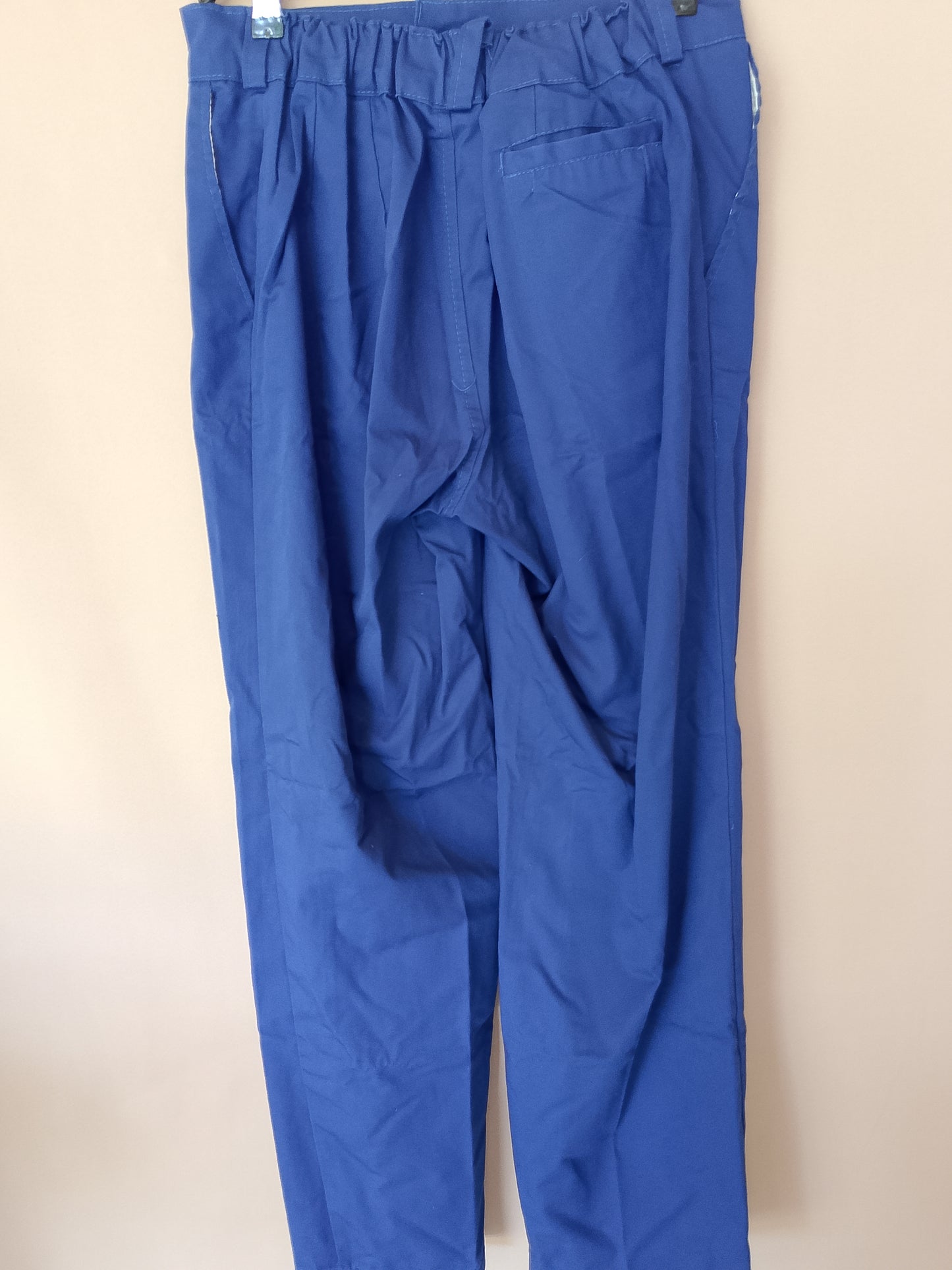 Pantaloni de lucru bleumarin-  Un echipament de bază, funcțional și rezistent!