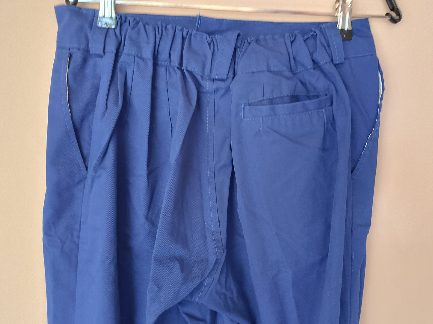 Pantaloni de lucru bleumarin-  Un echipament de bază, funcțional și rezistent!