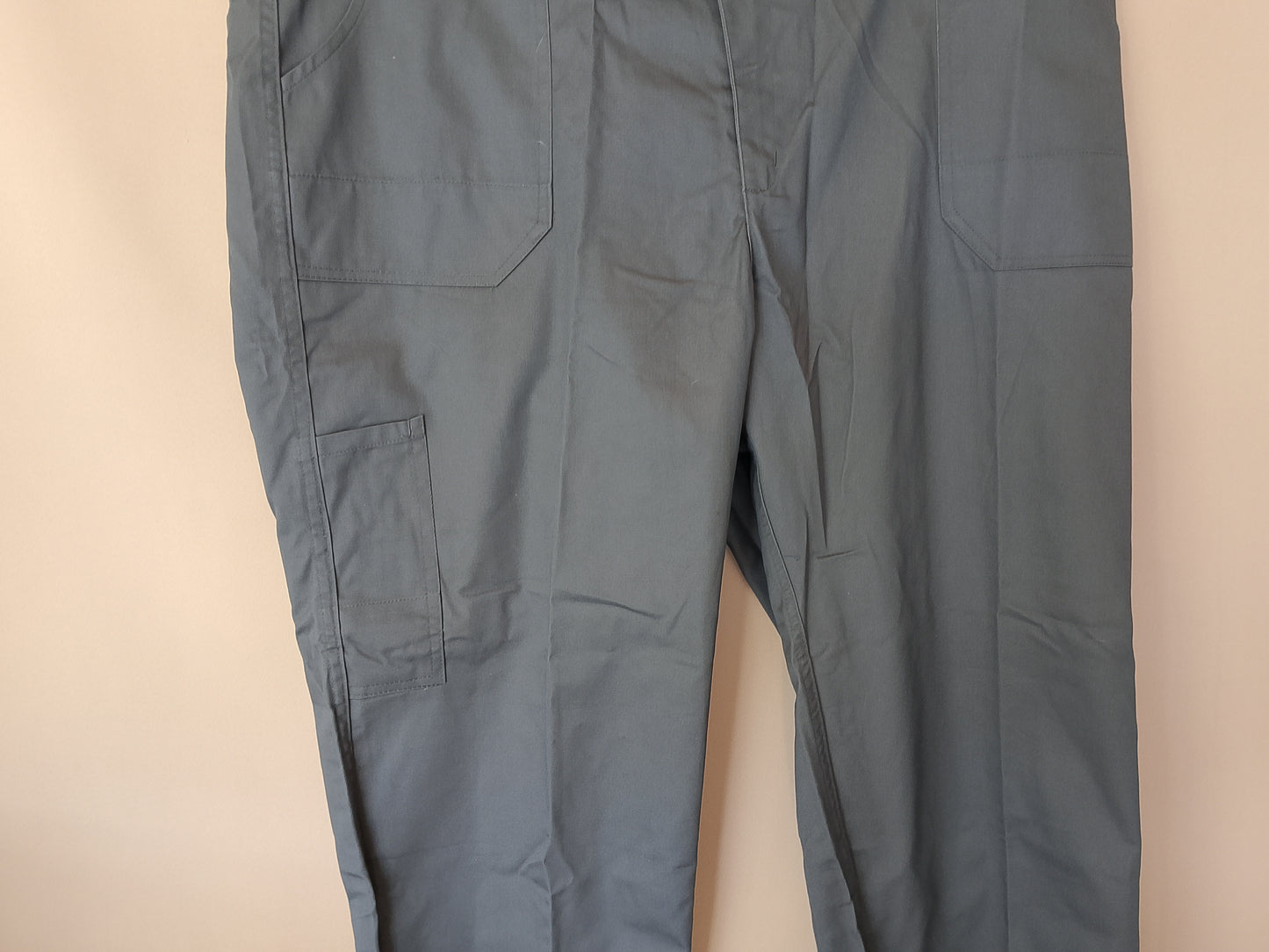 Pantaloni de lucru Urvina, mărimea 60 - Confort, rezistență și spațiu pentru uneltele tale!