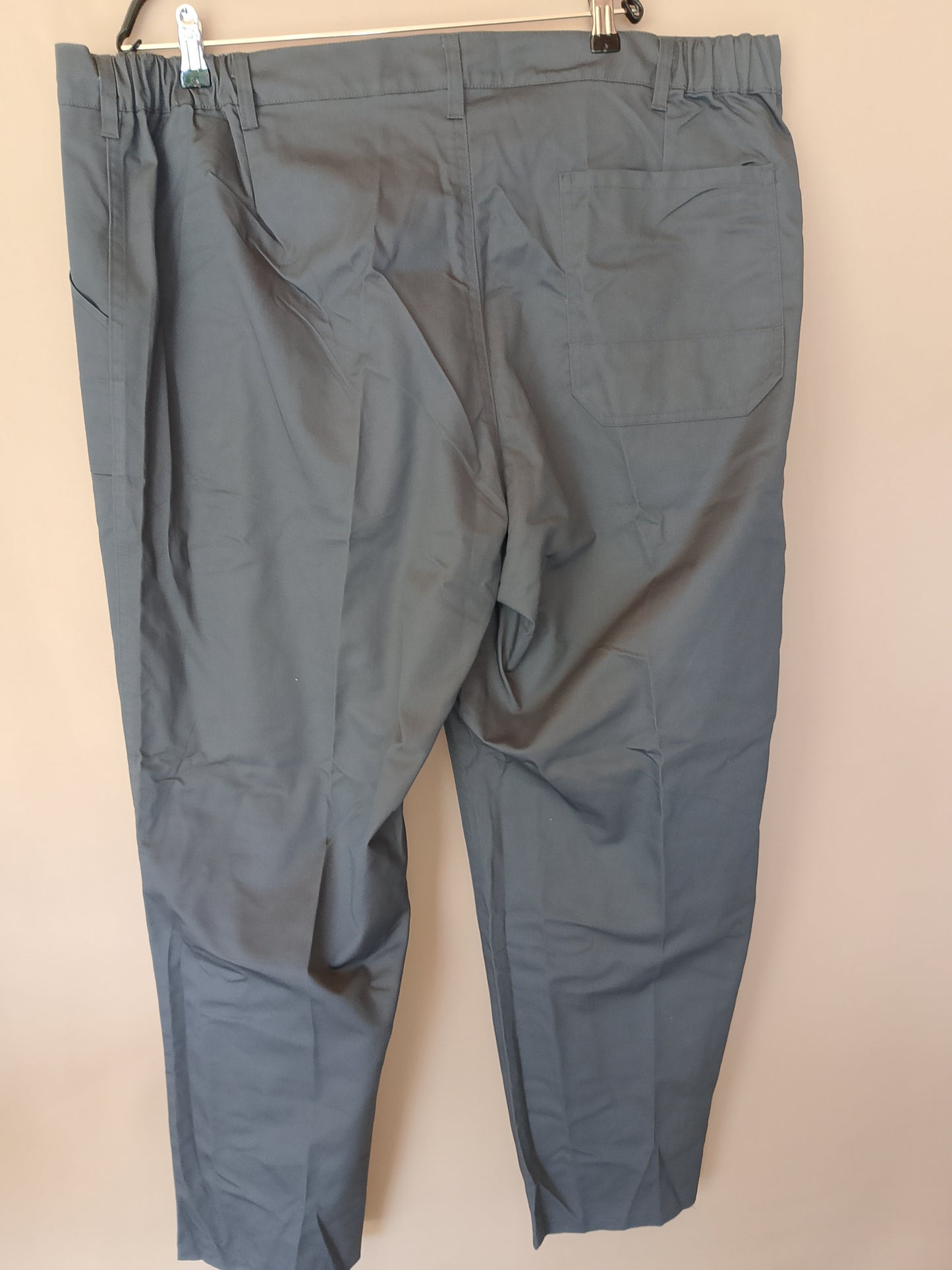 Pantaloni de lucru Urvina, mărimea 60 - Confort, rezistență și spațiu pentru uneltele tale!