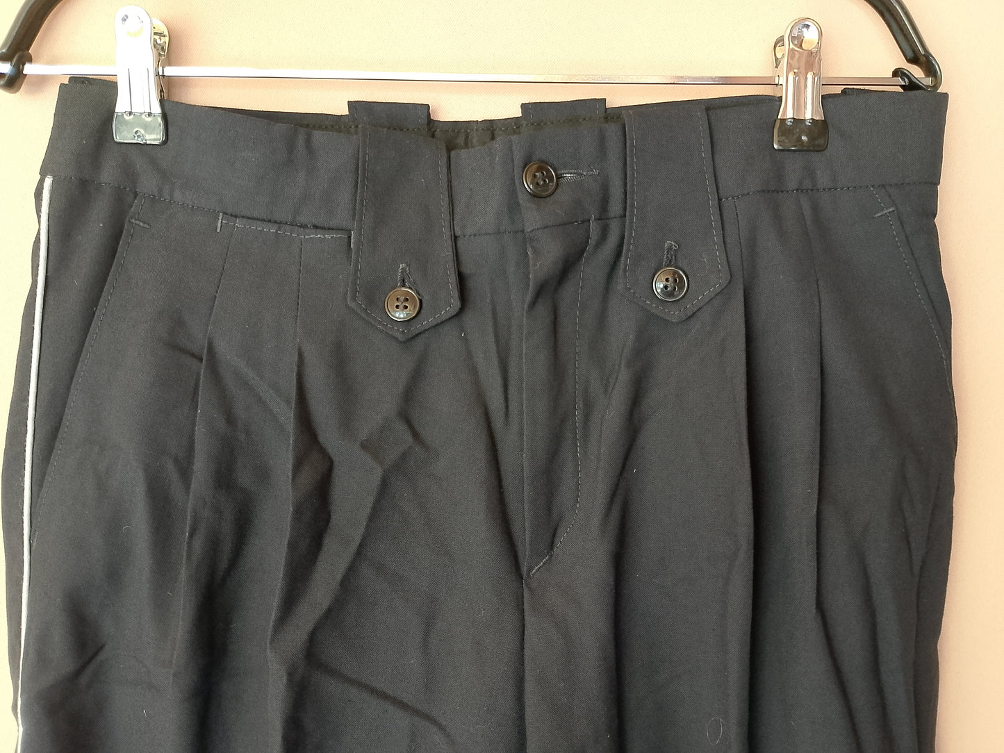 Pantaloni eleganți bărbați, negri, cu dungi albe - Perfect pentru o ținută business sau casual smart!. Marime 40