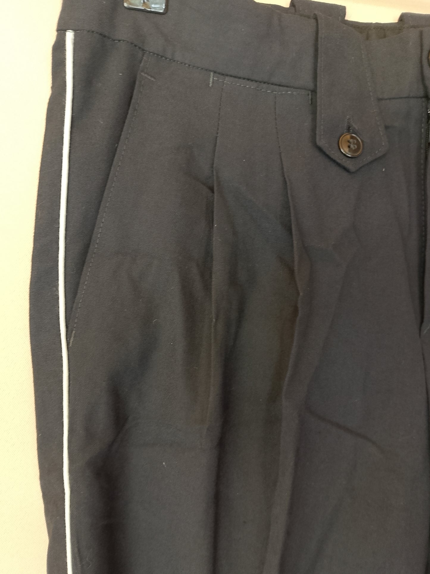 Pantaloni eleganți bărbați, negri, cu dungi albe - Perfect pentru o ținută business sau casual smart!. Marime 40