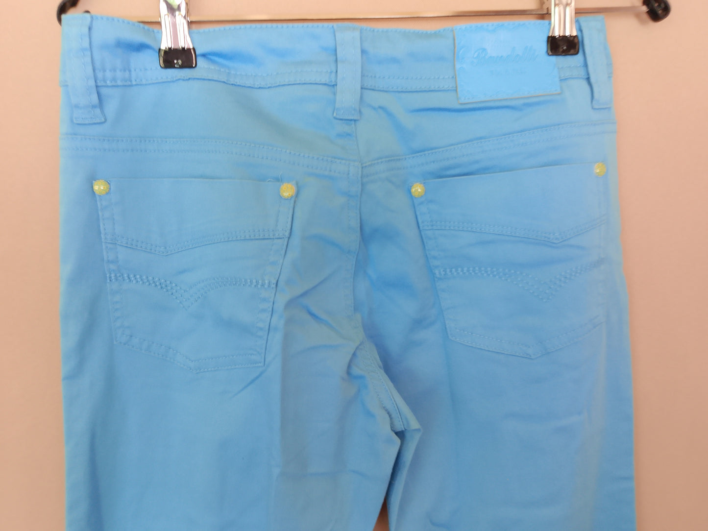 Pantaloni slim fit de damă, turcoaz – O pată de culoare în garderoba ta!