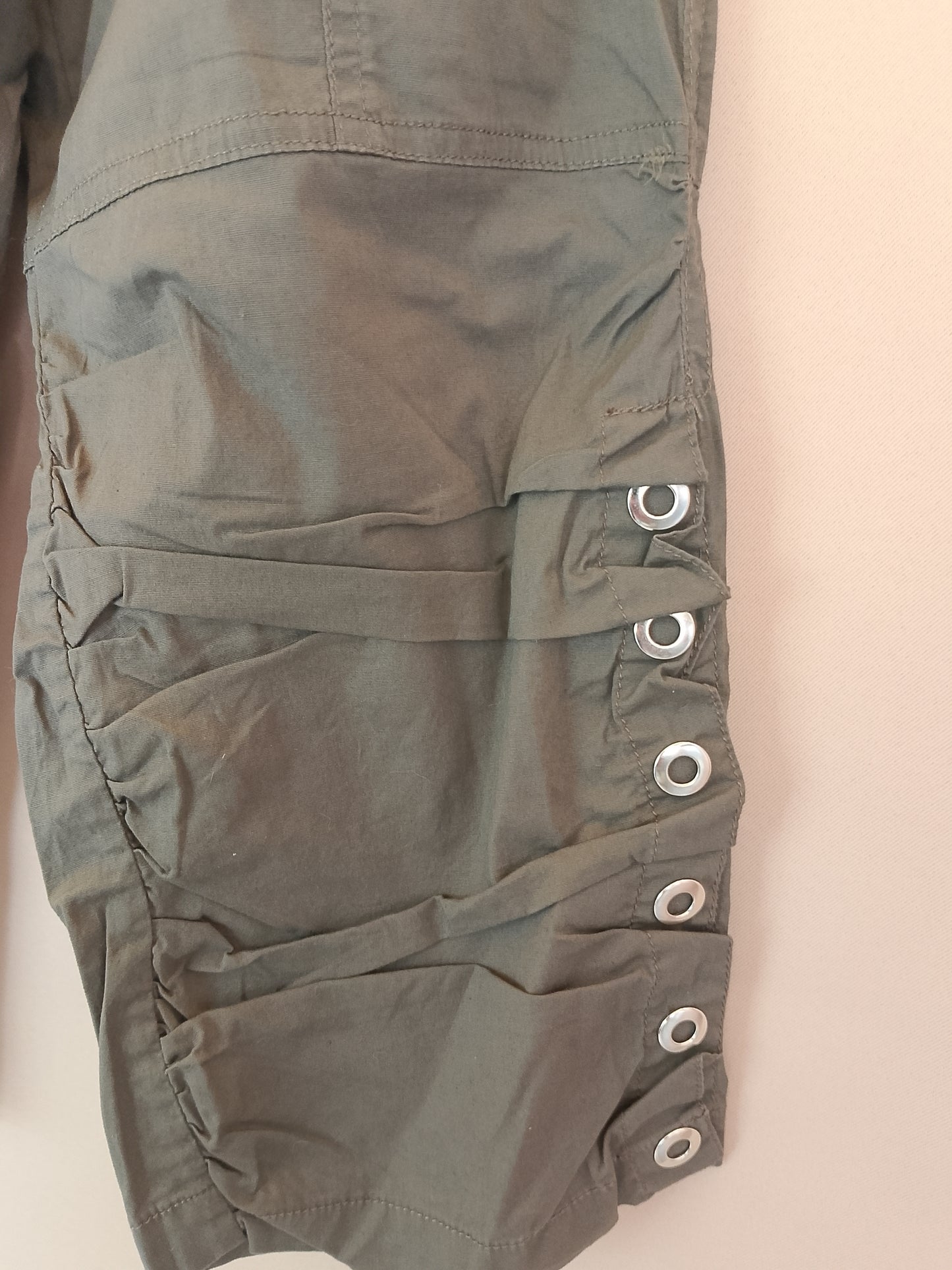 Pantaloni Capri de damă, model cargo, culoarea kaki – Stare perfectă, cu etichetă!