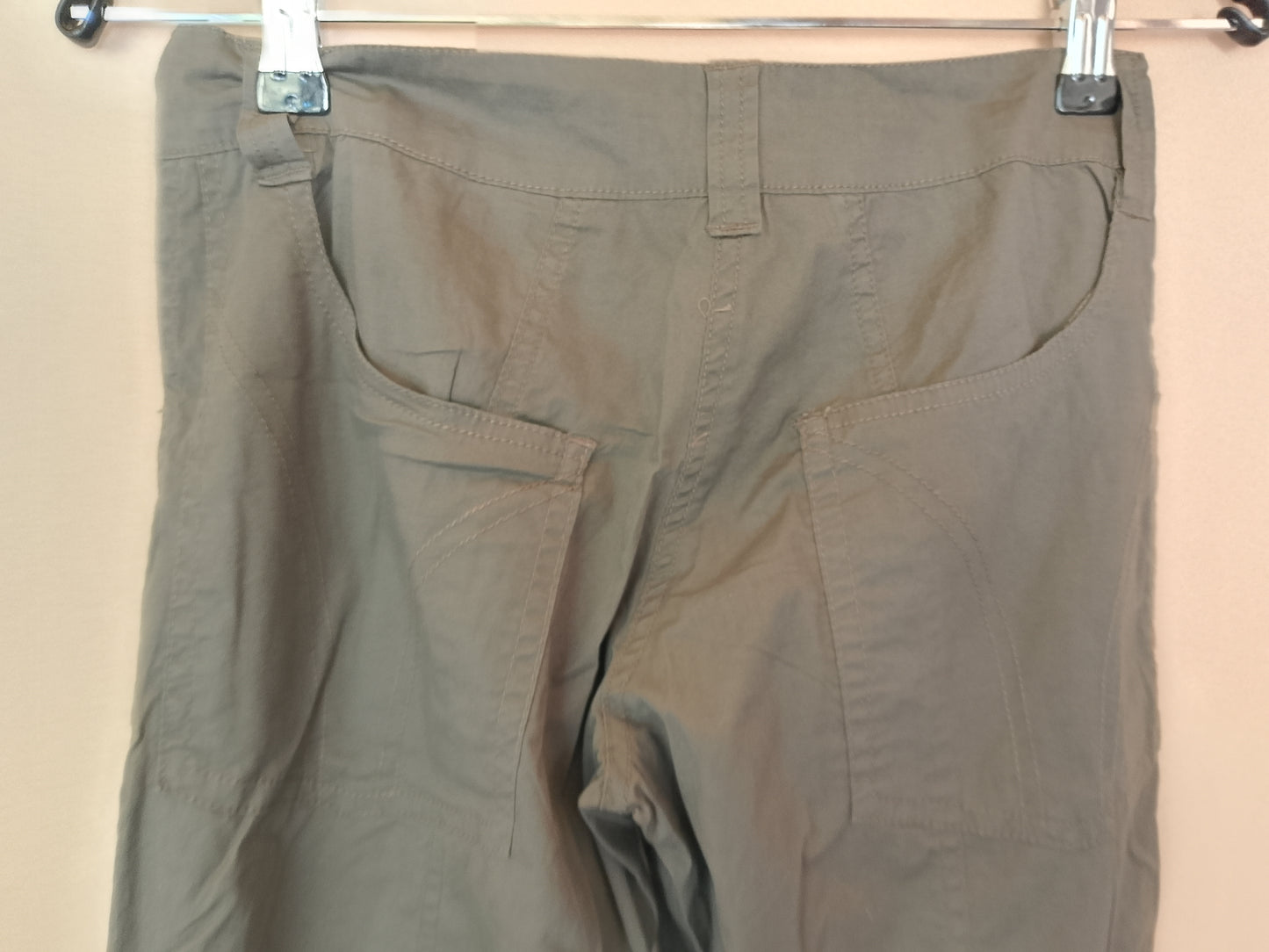 Pantaloni Capri de damă, model cargo, culoarea kaki – Stare perfectă, cu etichetă!