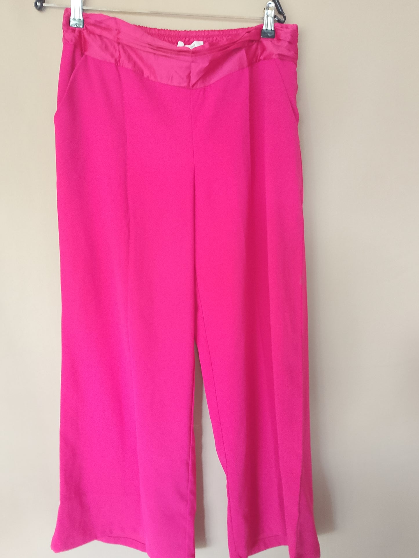 Pantaloni Culottes Roz Fucsia - O Declarație de Stil și Eleganță! Marime 42.