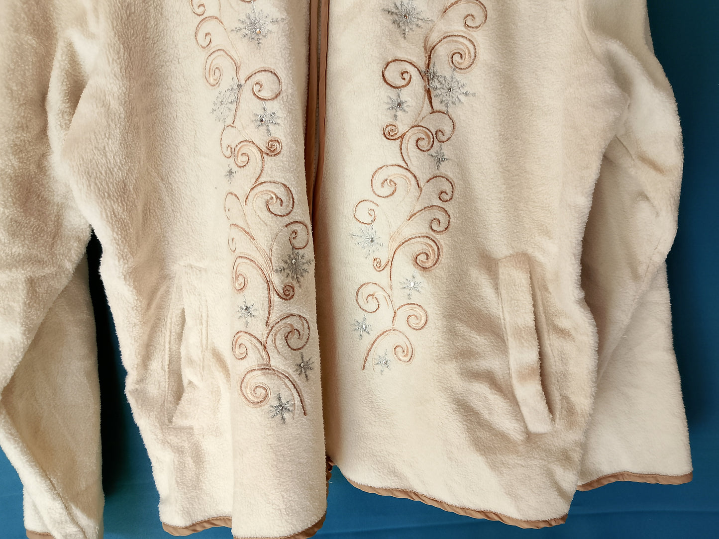 Jachetă de Fleece cu Broderie Elegantă, Mărimea L - Confort și Stil în sezonul rece!