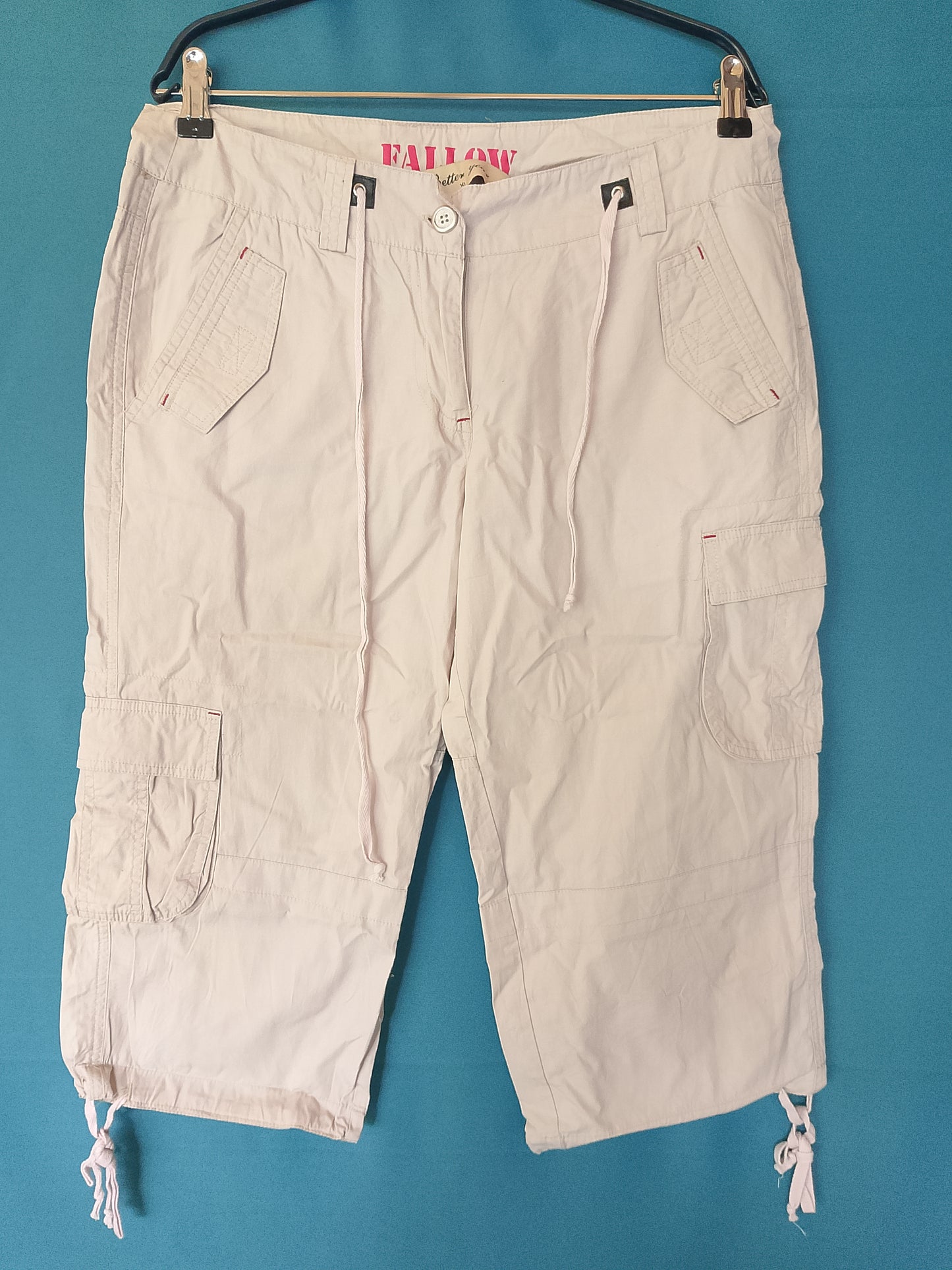 Bermudaș/Pantaloni 3/4 cargo, cu buzunare laterale, culoare bej deschis. Marime XL.