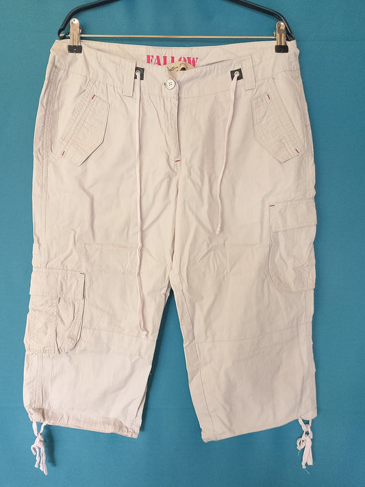 Bermudaș/Pantaloni 3/4 cargo, cu buzunare laterale, culoare bej deschis. Marime XL.