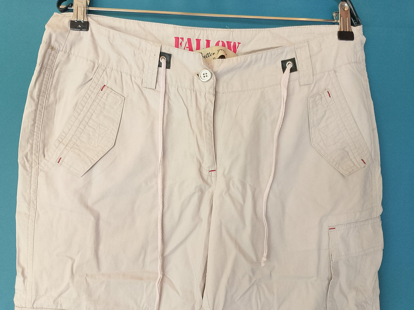 Bermudaș/Pantaloni 3/4 cargo, cu buzunare laterale, culoare bej deschis. Marime XL.