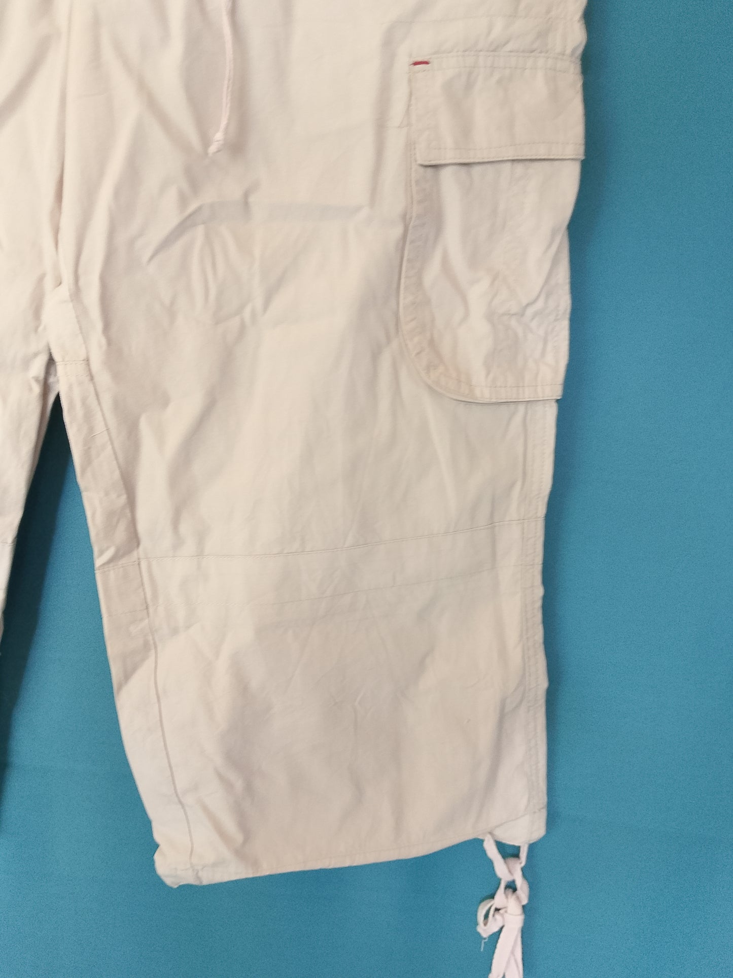 Bermudaș/Pantaloni 3/4 cargo, cu buzunare laterale, culoare bej deschis. Marime XL.