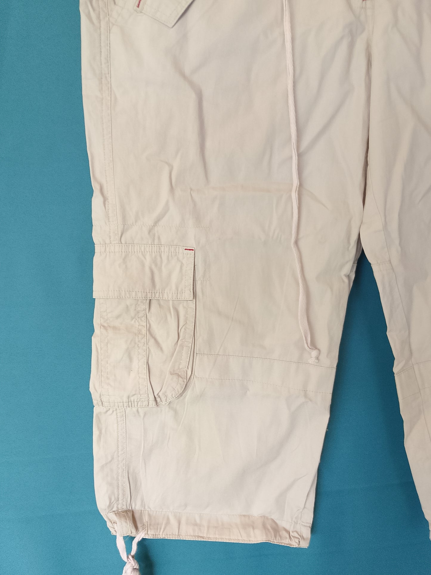 Bermudaș/Pantaloni 3/4 cargo, cu buzunare laterale, culoare bej deschis. Marime XL.