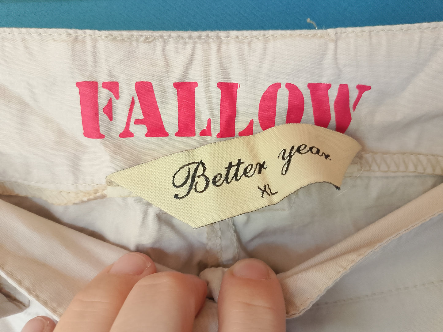 Bermudaș/Pantaloni 3/4 cargo, cu buzunare laterale, culoare bej deschis. Marime XL.