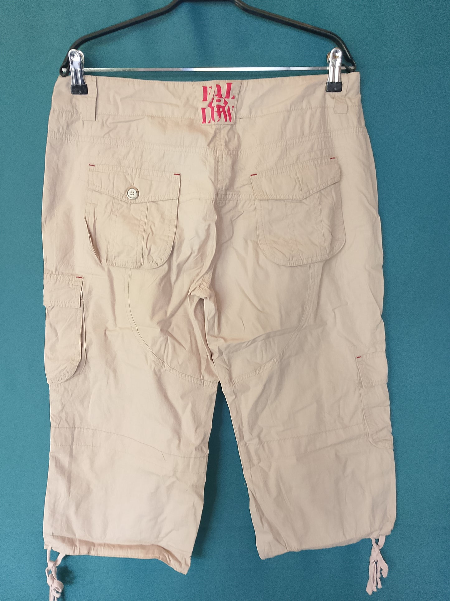 Bermudaș/Pantaloni 3/4 cargo, cu buzunare laterale, culoare bej deschis. Marime XL.
