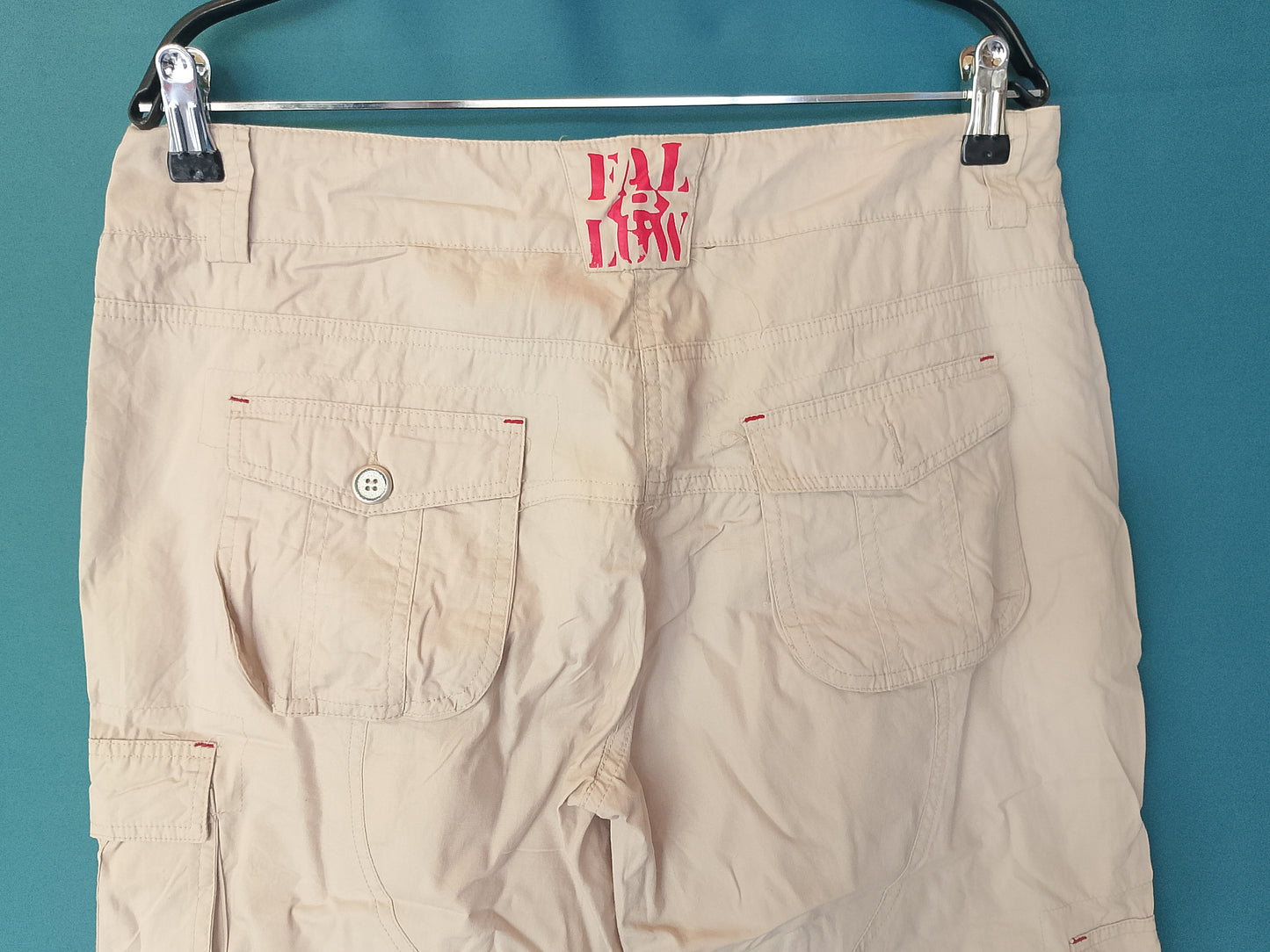 Bermudaș/Pantaloni 3/4 cargo, cu buzunare laterale, culoare bej deschis. Marime XL.