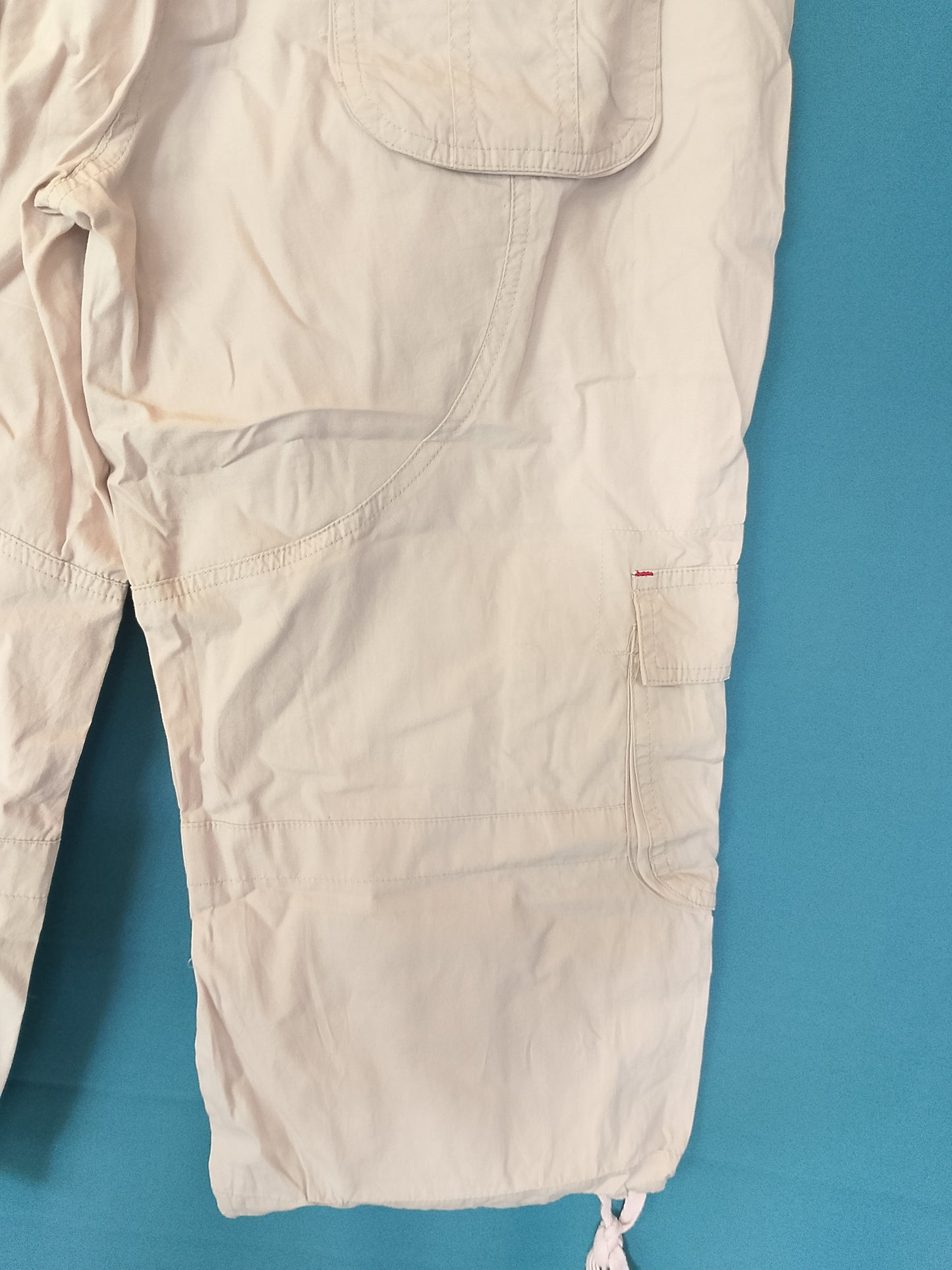 Bermudaș/Pantaloni 3/4 cargo, cu buzunare laterale, culoare bej deschis. Marime XL.