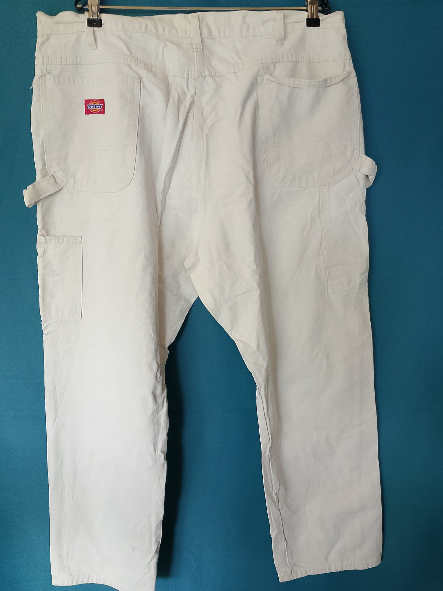 Pantaloni Dickies albi, model "Carpenter", ideali pentru stilul streetwear sau de muncă