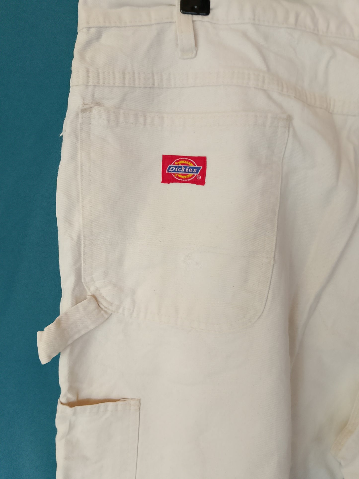 Pantaloni Dickies albi, model "Carpenter", ideali pentru stilul streetwear sau de muncă