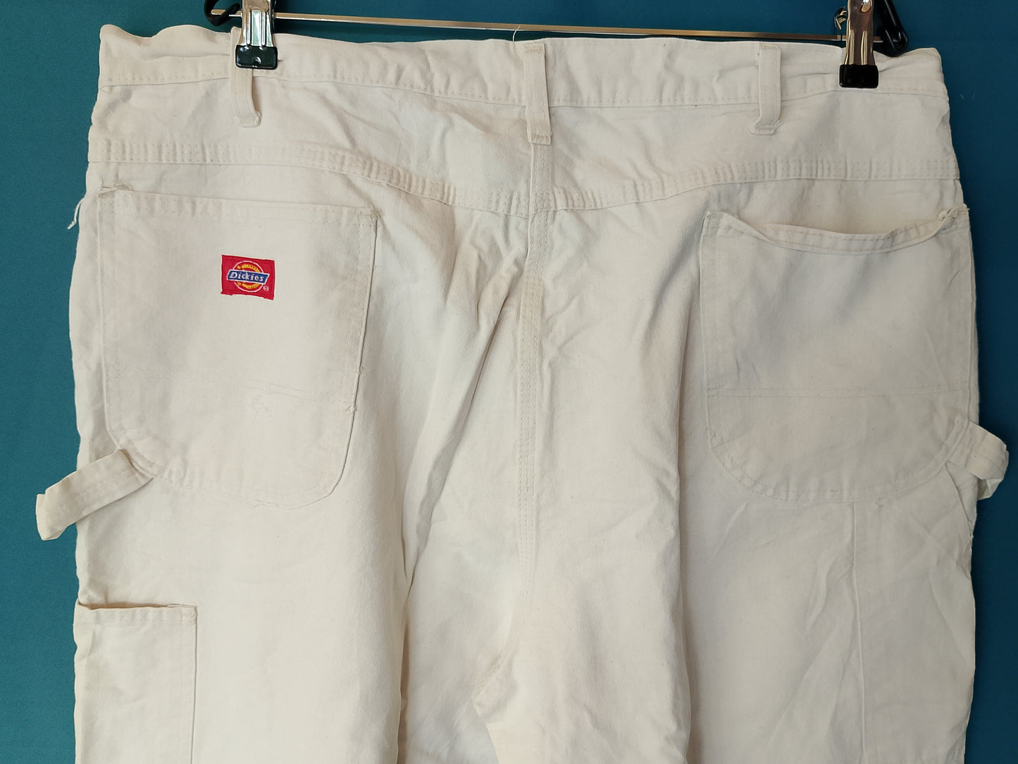 Pantaloni Dickies albi, model "Carpenter", ideali pentru stilul streetwear sau de muncă