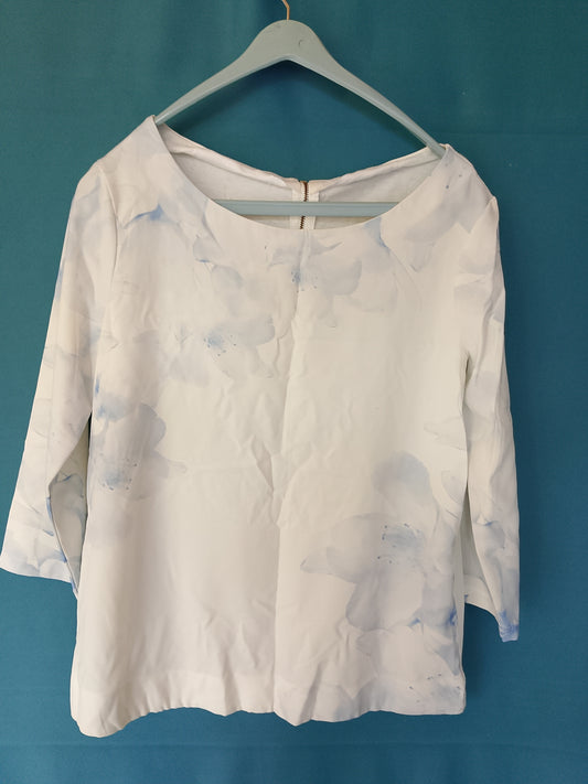 Bluză albă elegantă, cu motive florale delicate, ideală pentru o ținută de vară sofisticată. Marimea M.