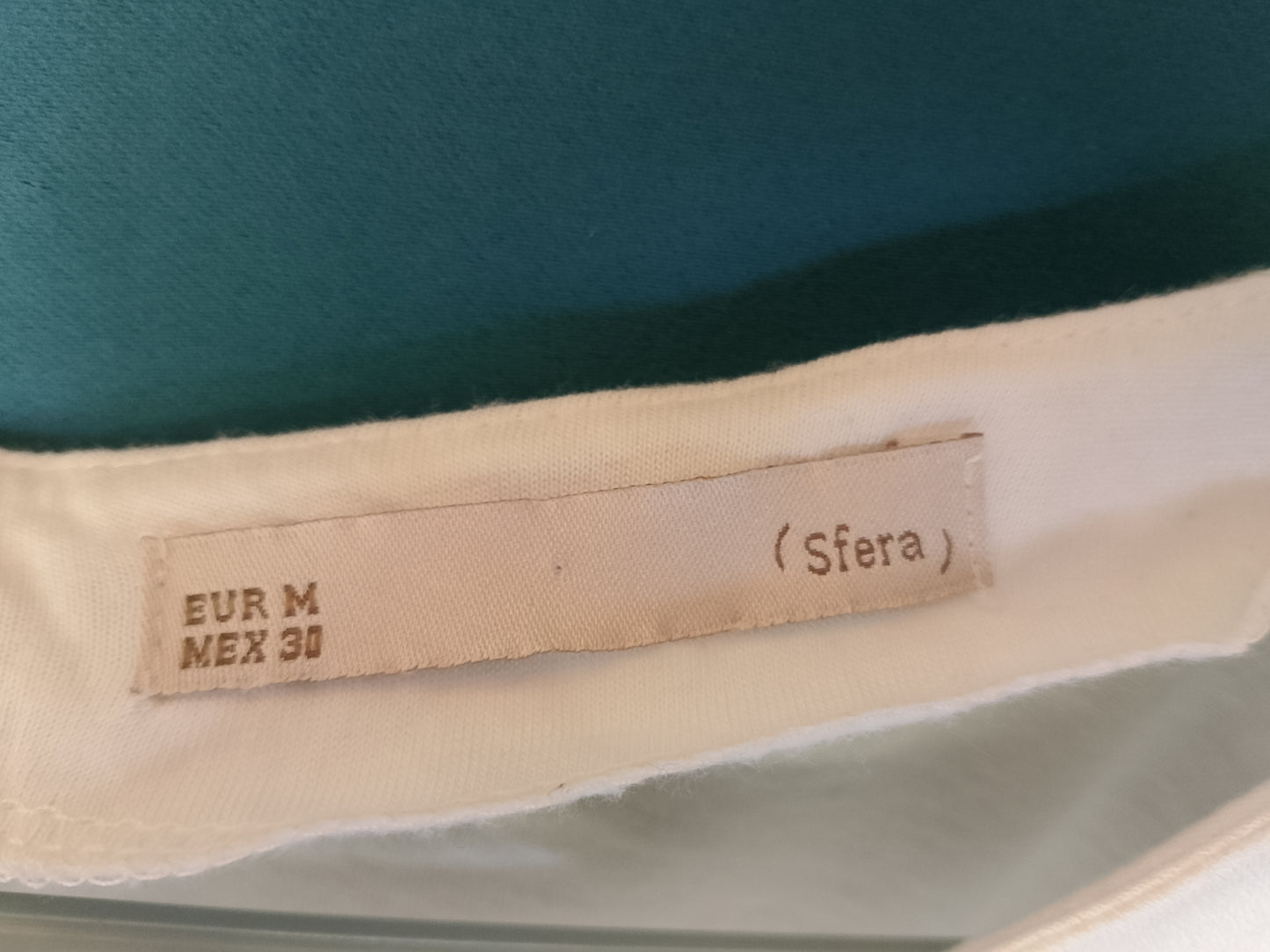 Bluză albă elegantă, cu motive florale delicate, ideală pentru o ținută de vară sofisticată. Marimea M.