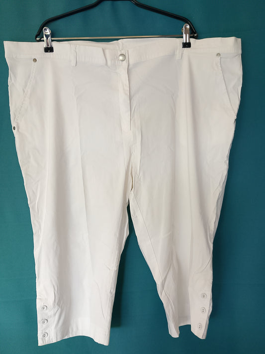Pantaloni Capri albi, eleganți și confortabili, cu detalii discrete cu nasturi, ideali pentru vară. Marime 56.