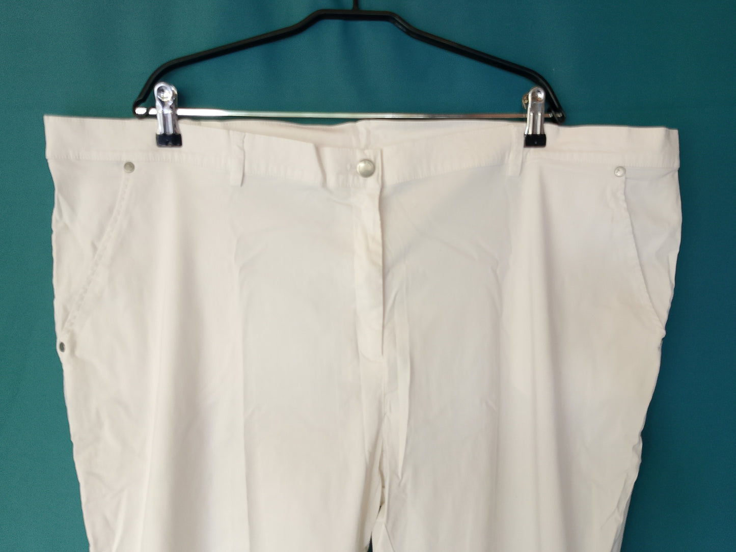 Pantaloni Capri albi, eleganți și confortabili, cu detalii discrete cu nasturi, ideali pentru vară. Marime 56.