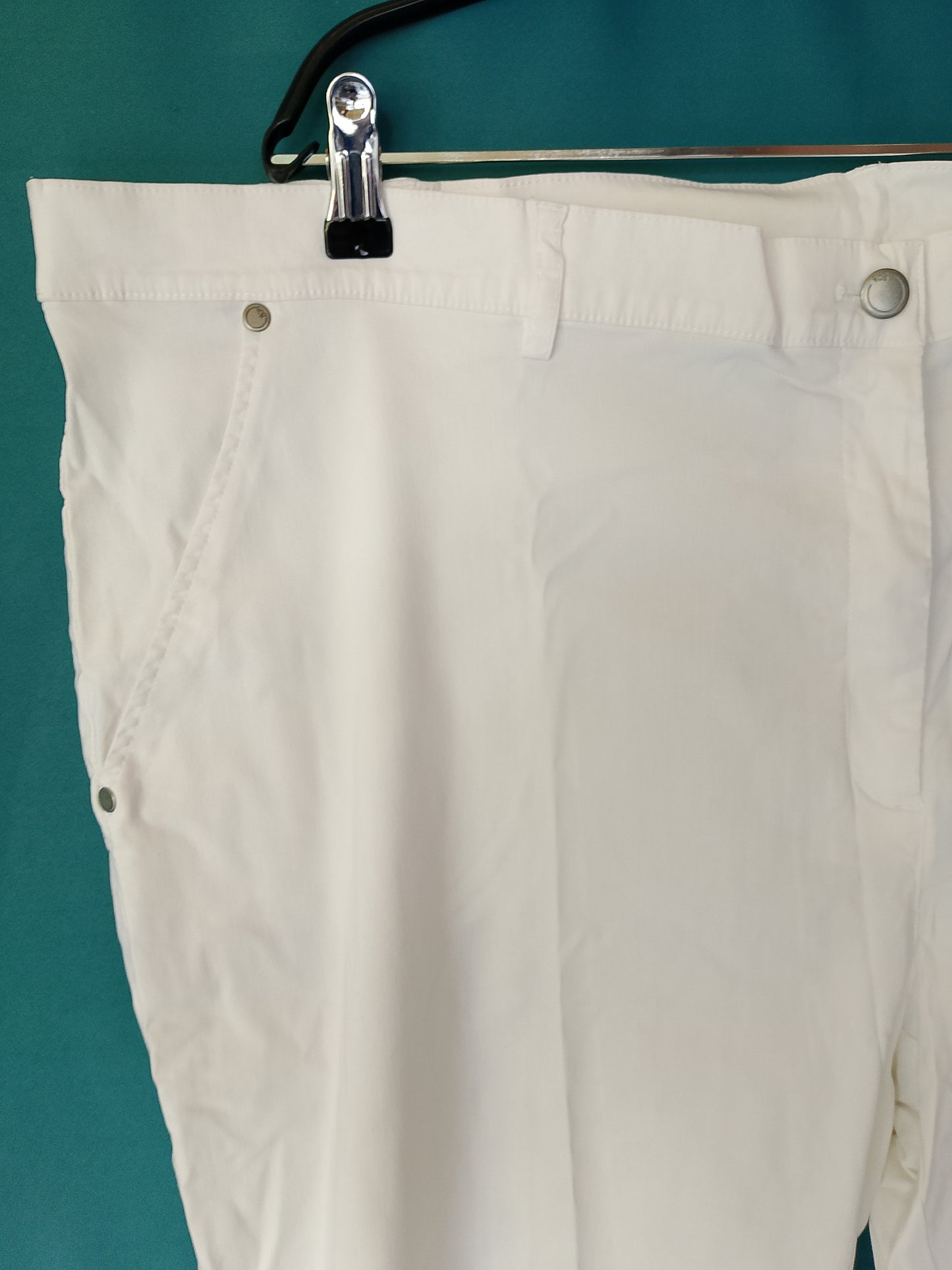 Pantaloni Capri albi, eleganți și confortabili, cu detalii discrete cu nasturi, ideali pentru vară. Marime 56.