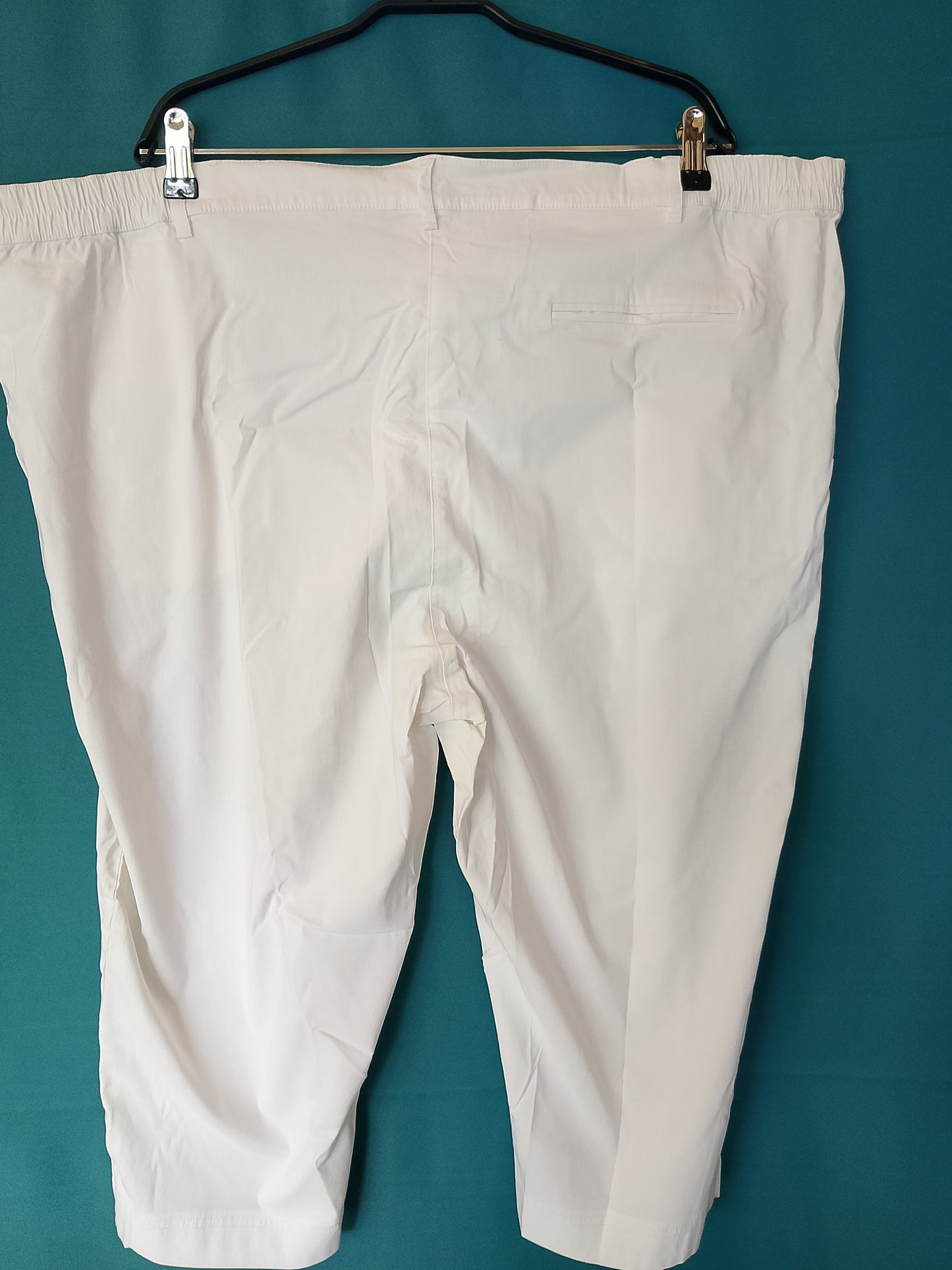 Pantaloni Capri albi, eleganți și confortabili, cu detalii discrete cu nasturi, ideali pentru vară. Marime 56.
