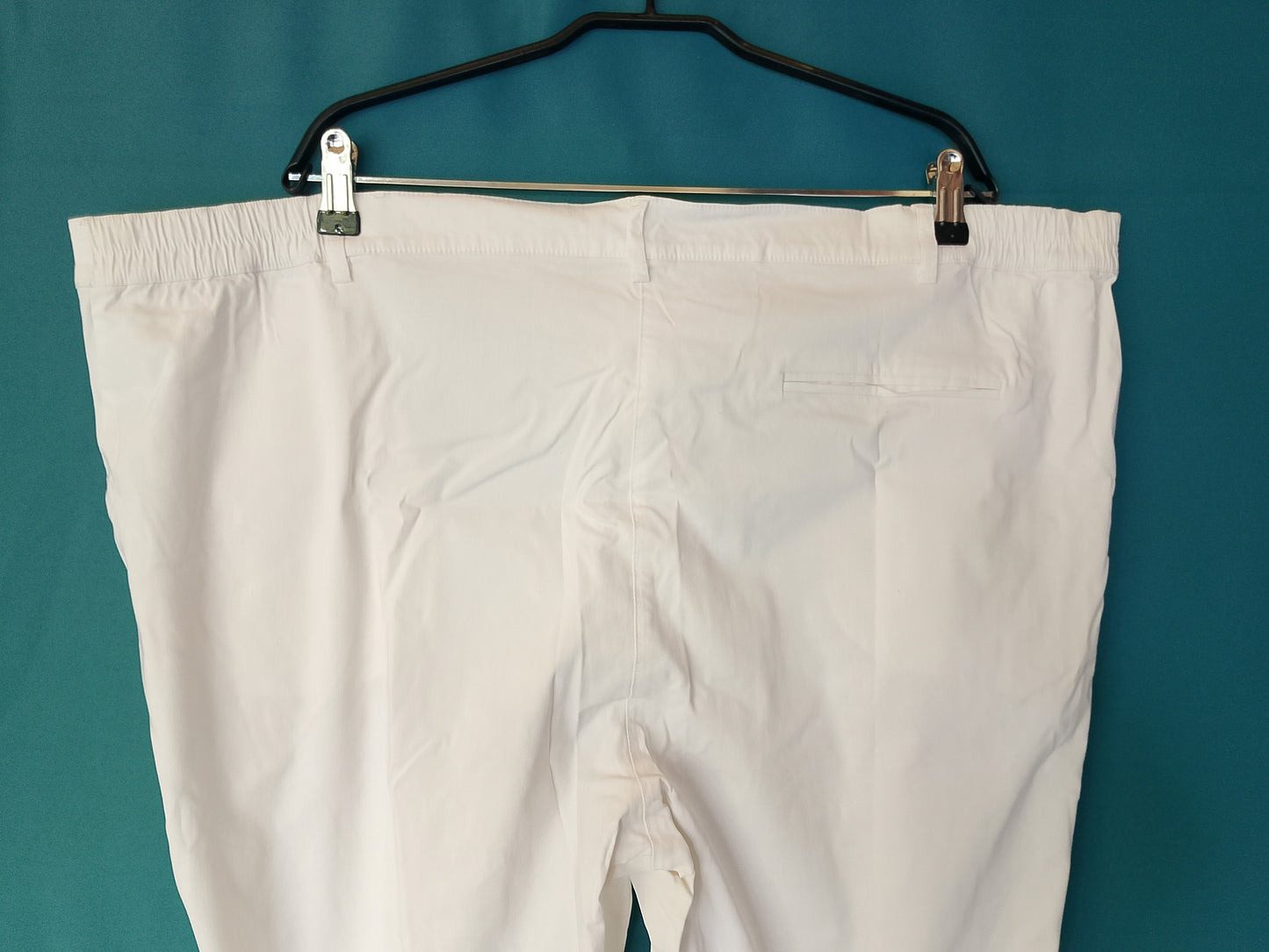 Pantaloni Capri albi, eleganți și confortabili, cu detalii discrete cu nasturi, ideali pentru vară. Marime 56.