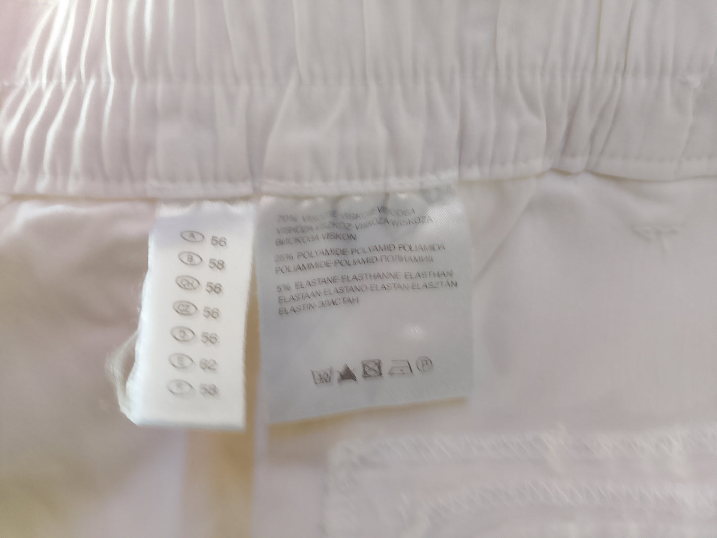 Pantaloni Capri albi, eleganți și confortabili, cu detalii discrete cu nasturi, ideali pentru vară. Marime 56.