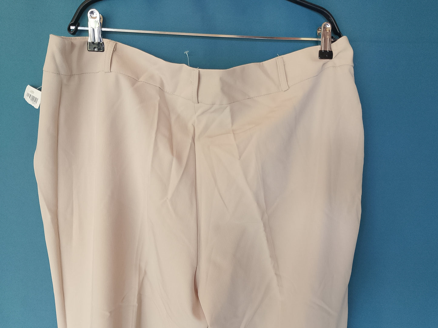 Pantaloni eleganți, crem, croială clasică, ideali pentru birou sau evenimente speciale. Marime 54