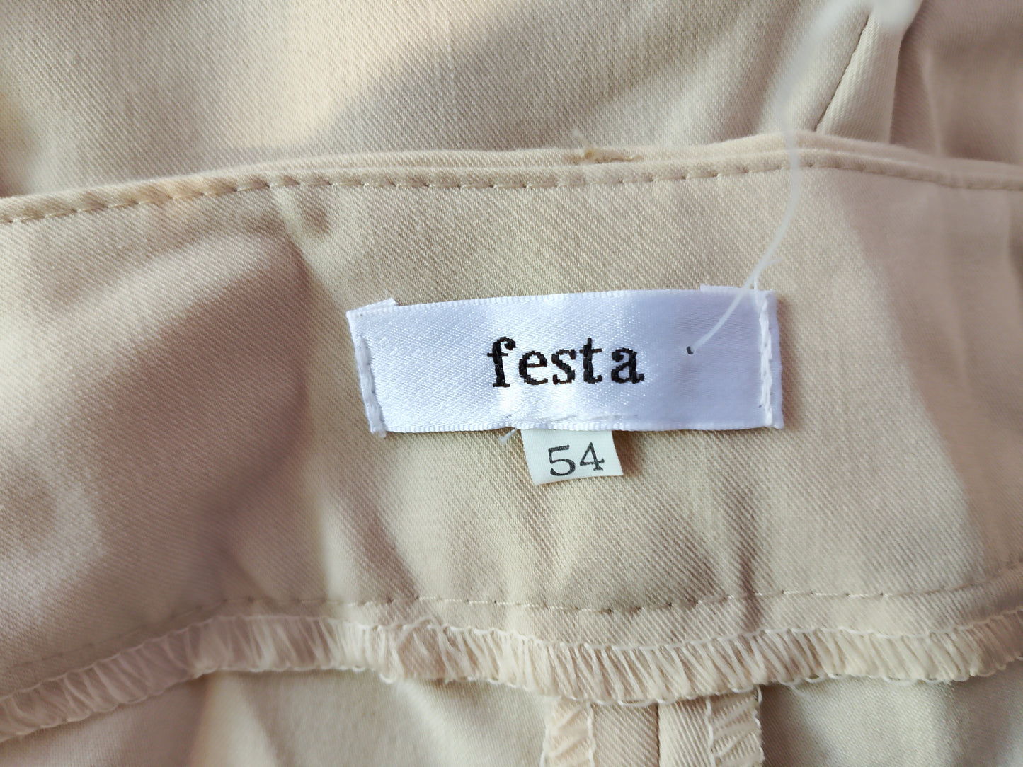 Pantaloni eleganți, crem, croială clasică, ideali pentru birou sau evenimente speciale. Marime 54