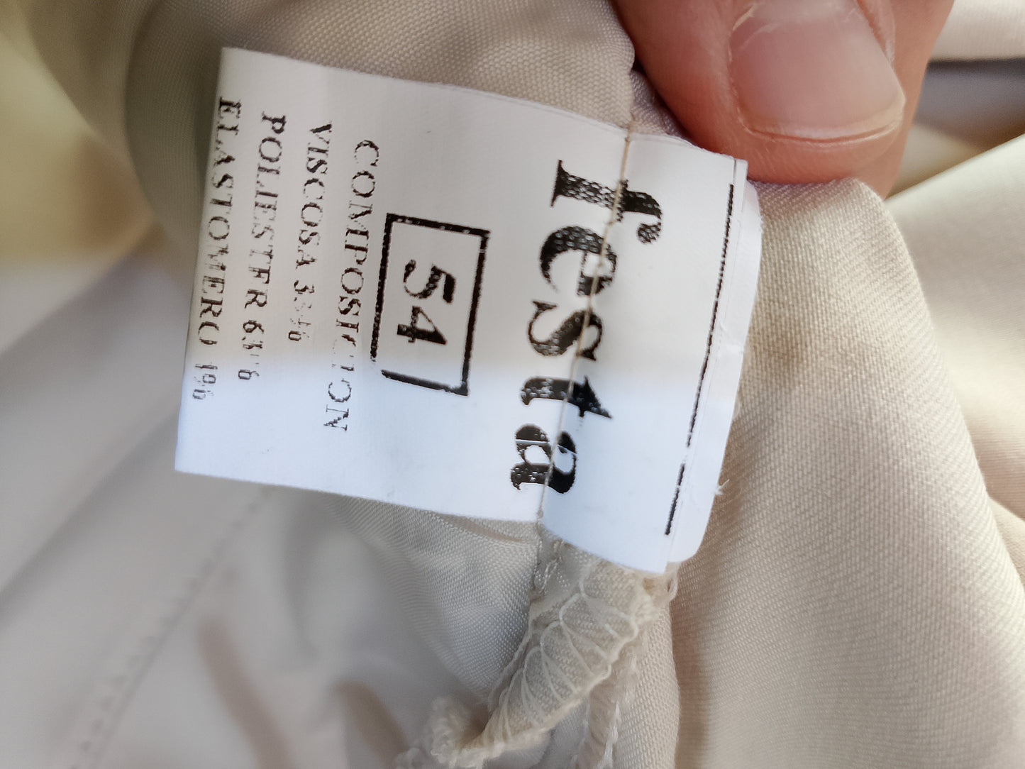 Pantaloni eleganți, crem, croială clasică, ideali pentru birou sau evenimente speciale. Marime 54