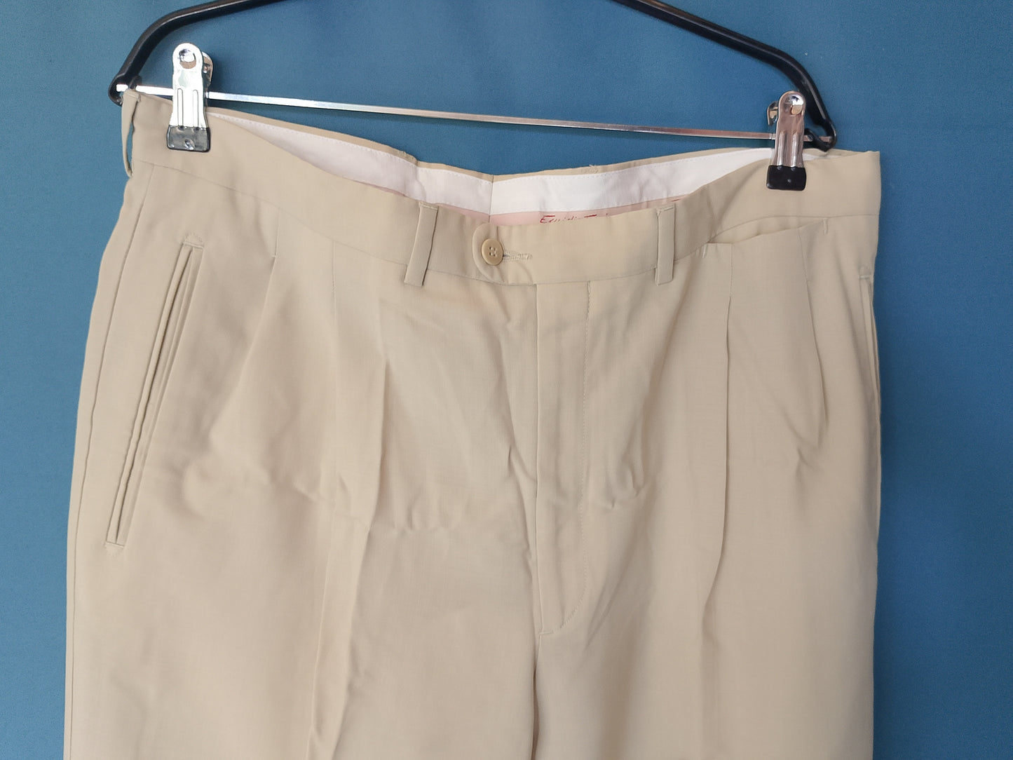 Pantaloni eleganți Eurdicio Tacci, bej, pentru bărbați, cu pliseuri, ideali pentru un look business-casual. . Marime talie 44cm.