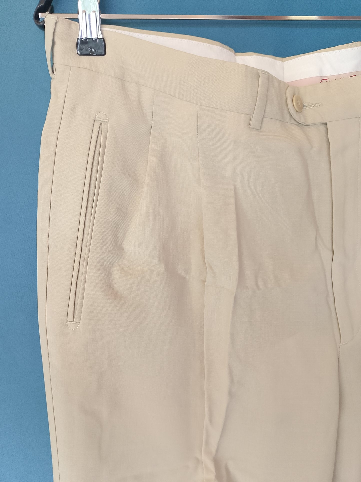 Pantaloni eleganți Eurdicio Tacci, bej, pentru bărbați, cu pliseuri, ideali pentru un look business-casual. . Marime talie 44cm.