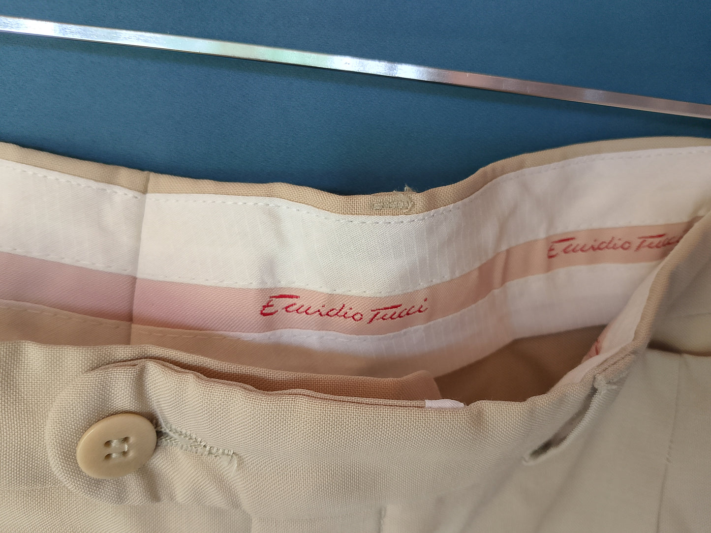 Pantaloni eleganți Eurdicio Tacci, bej, pentru bărbați, cu pliseuri, ideali pentru un look business-casual. . Marime talie 44cm.