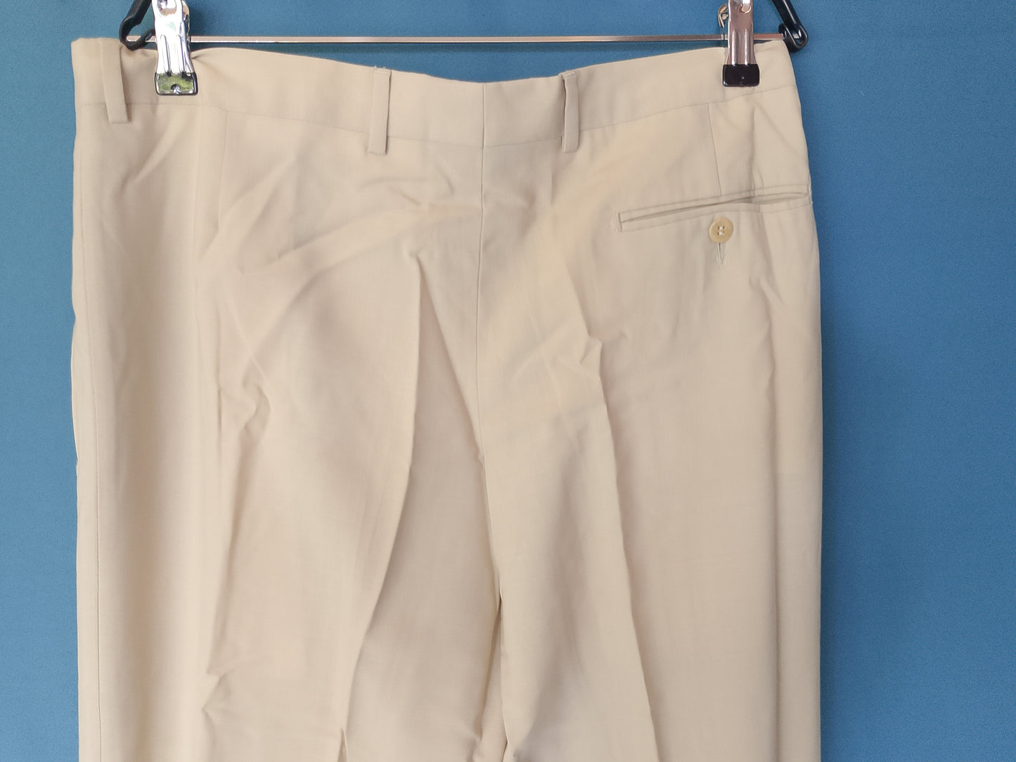 Pantaloni eleganți Eurdicio Tacci, bej, pentru bărbați, cu pliseuri, ideali pentru un look business-casual. . Marime talie 44cm.