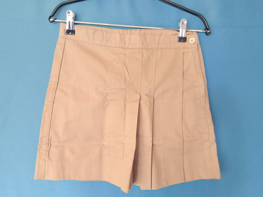 Fustă- pantaloni scurtă bej, elegantă și versatilă, cu pliseuri, ideală pentru ținute casual-chic