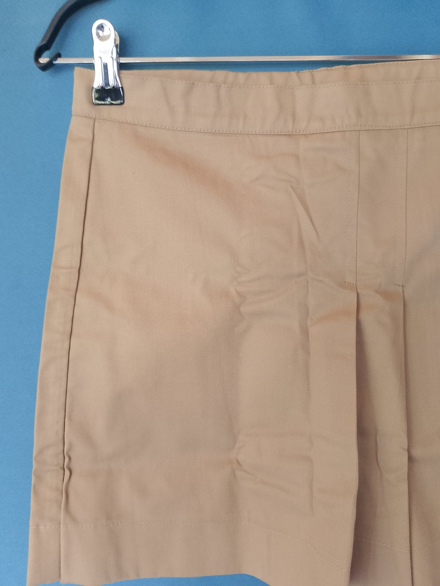 Fustă- pantaloni scurtă bej, elegantă și versatilă, cu pliseuri, ideală pentru ținute casual-chic