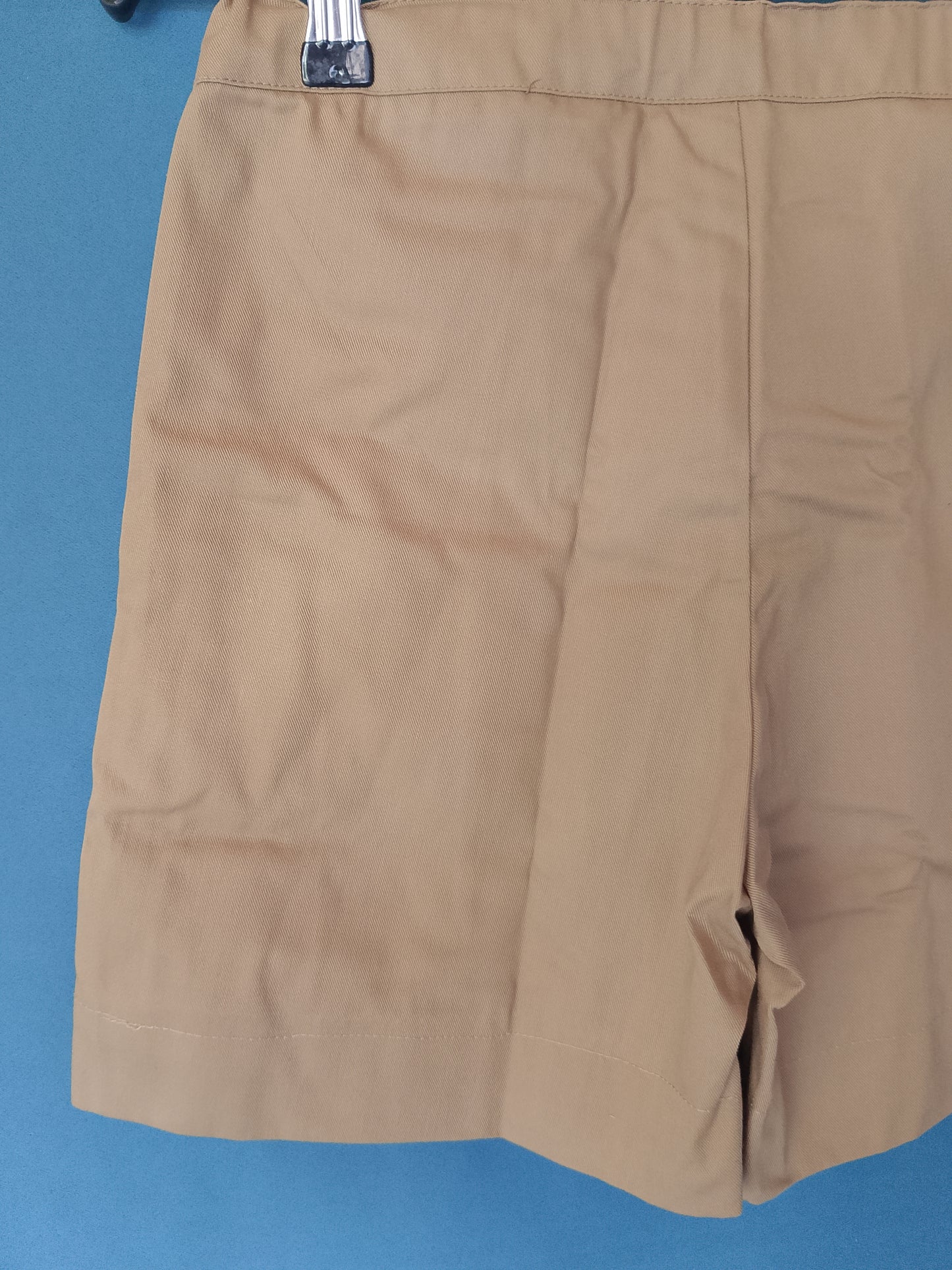 Fustă- pantaloni scurtă bej, elegantă și versatilă, cu pliseuri, ideală pentru ținute casual-chic