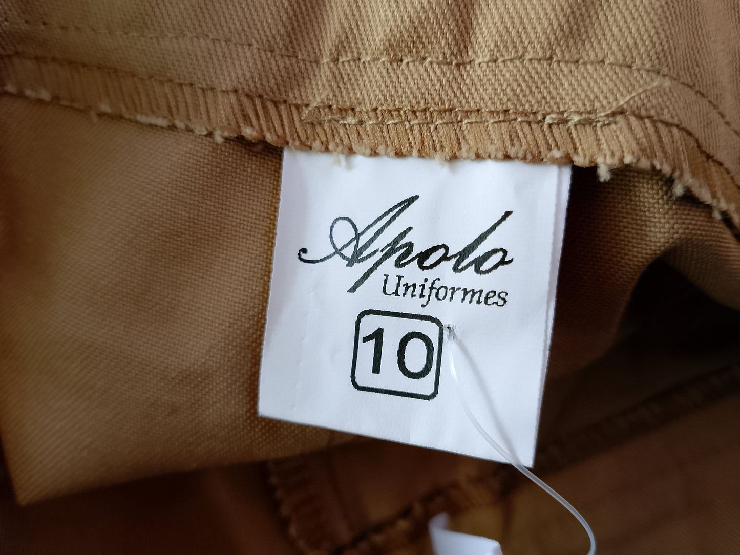 Fustă- pantaloni scurtă bej, elegantă și versatilă, cu pliseuri, ideală pentru ținute casual-chic