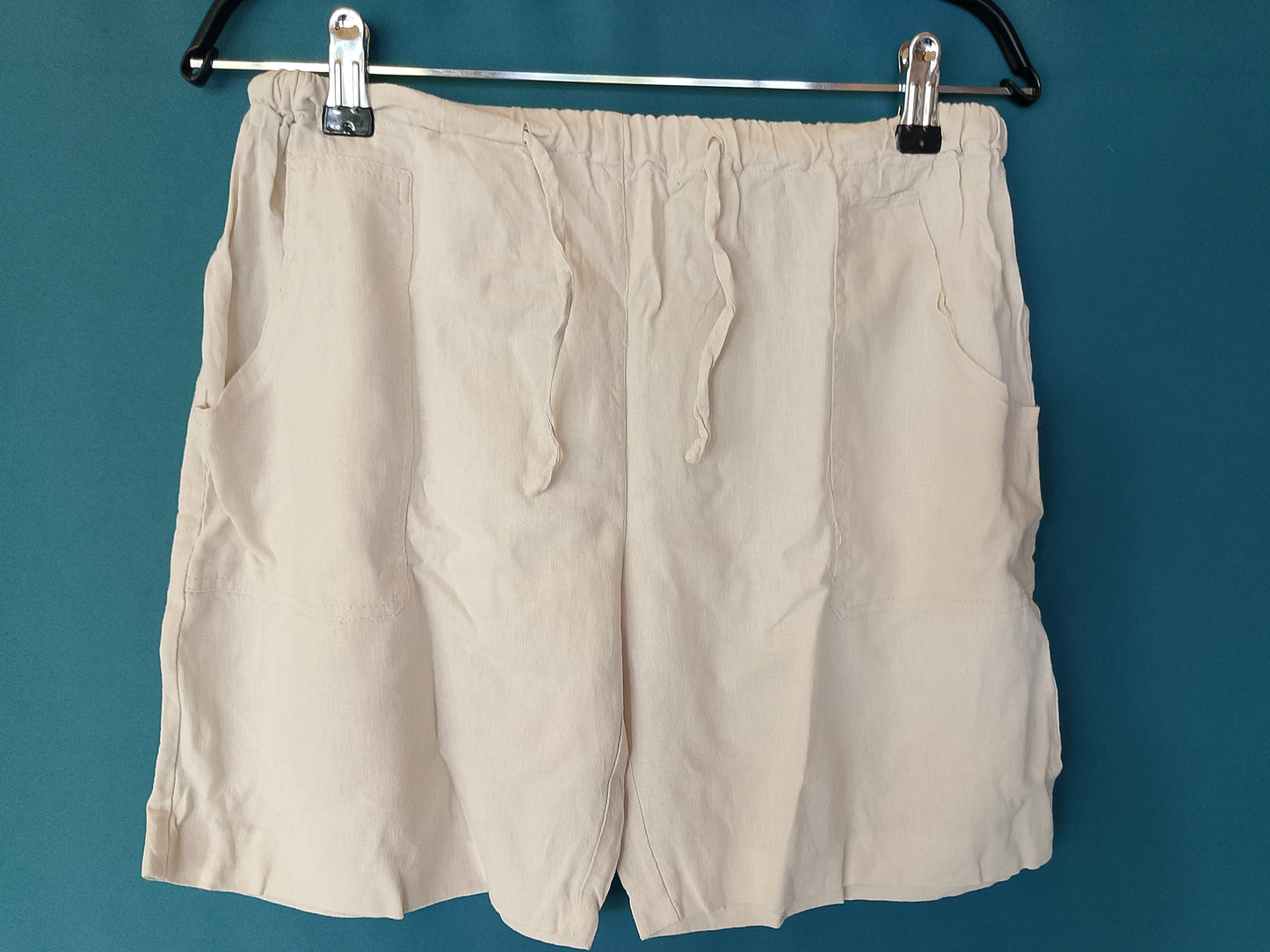 Pantaloni scurți bej, de damă, din in, cu talie elastică, perfecți pentru un look relaxat și confortabil de vară