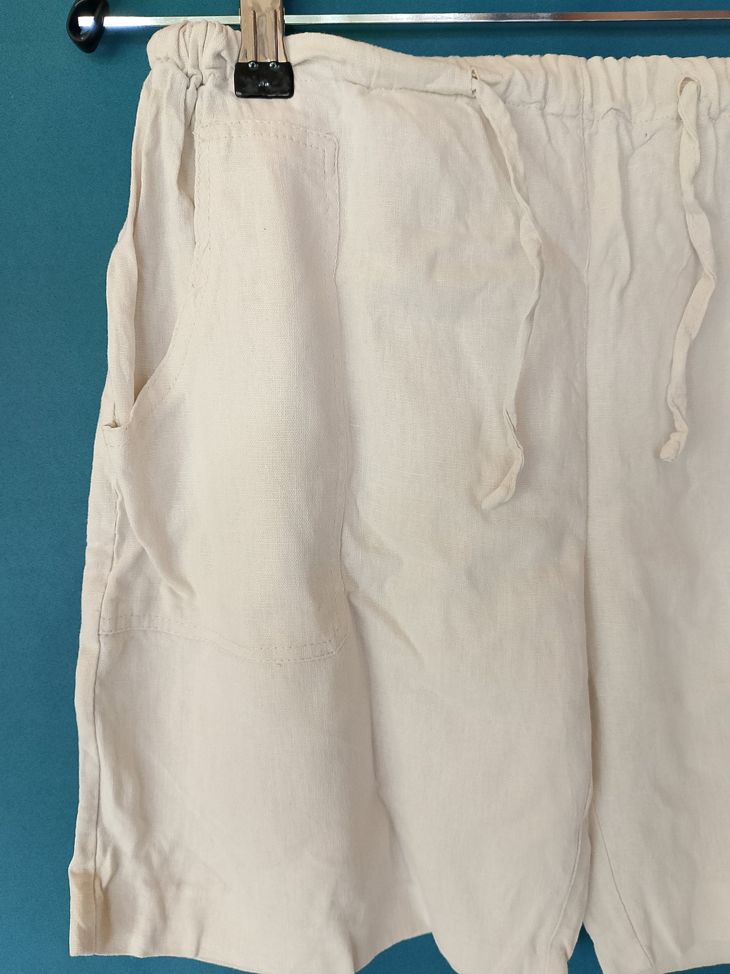 Pantaloni scurți bej, de damă, din in, cu talie elastică, perfecți pentru un look relaxat și confortabil de vară