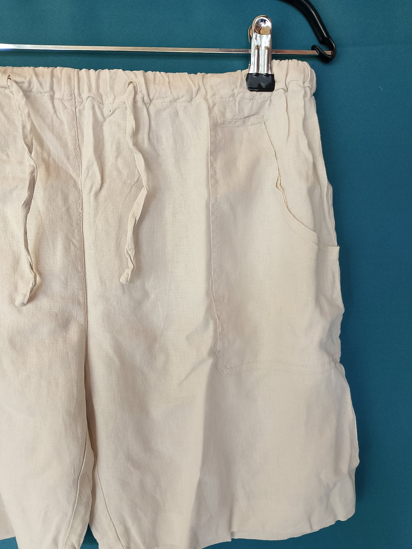 Pantaloni scurți bej, de damă, din in, cu talie elastică, perfecți pentru un look relaxat și confortabil de vară