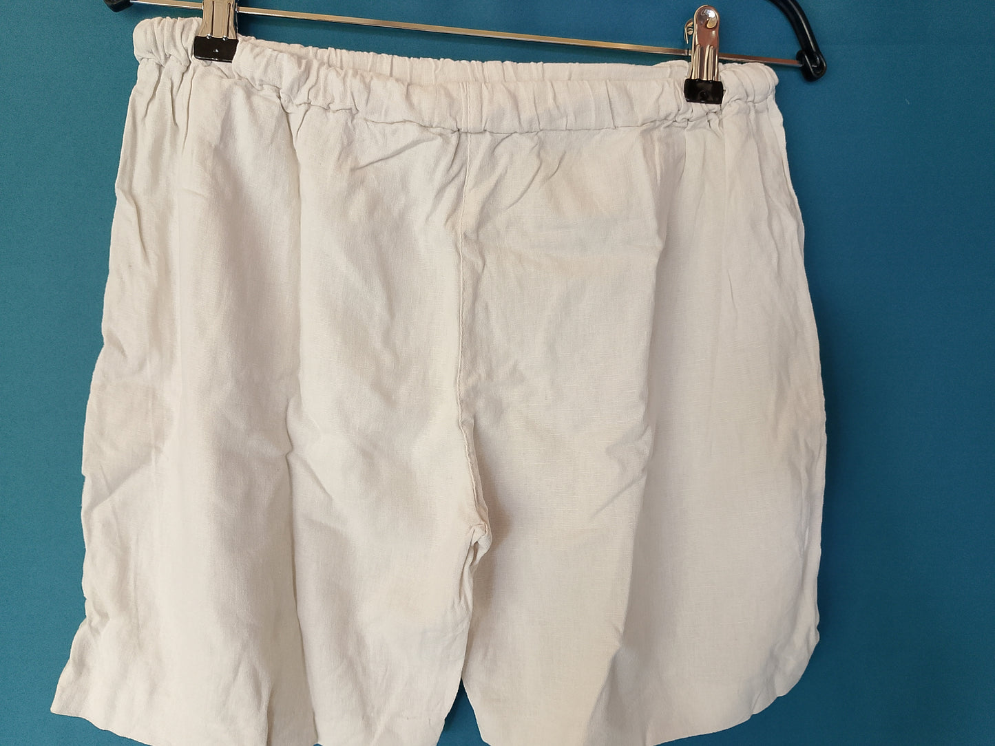 Pantaloni scurți bej, de damă, din in, cu talie elastică, perfecți pentru un look relaxat și confortabil de vară