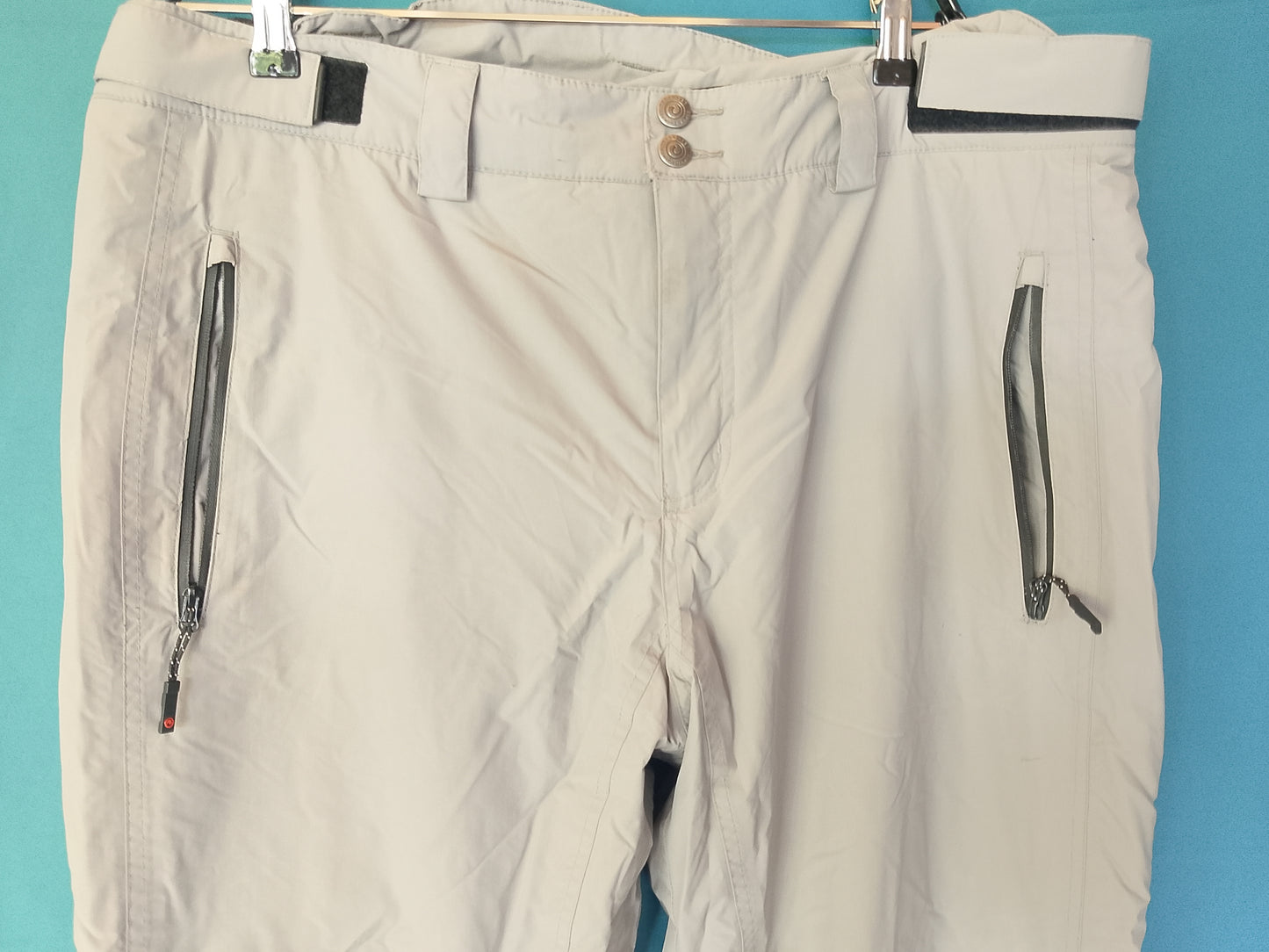 Pantaloni de schi bej, tehnici și rezistenți, ideali pentru performanțe pe pârtie. Marimea XXL.