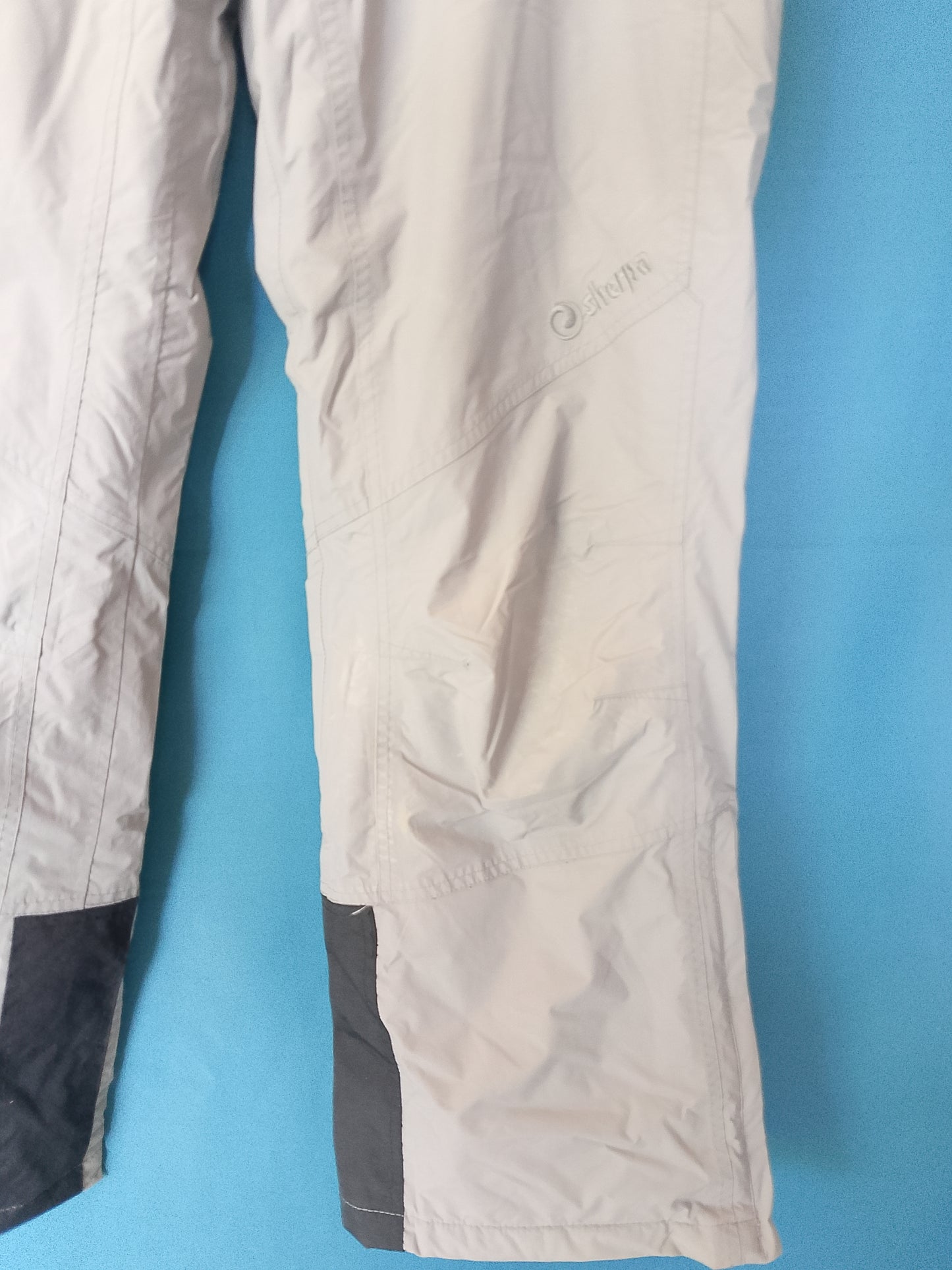 Pantaloni de schi bej, tehnici și rezistenți, ideali pentru performanțe pe pârtie. Marimea XXL.
